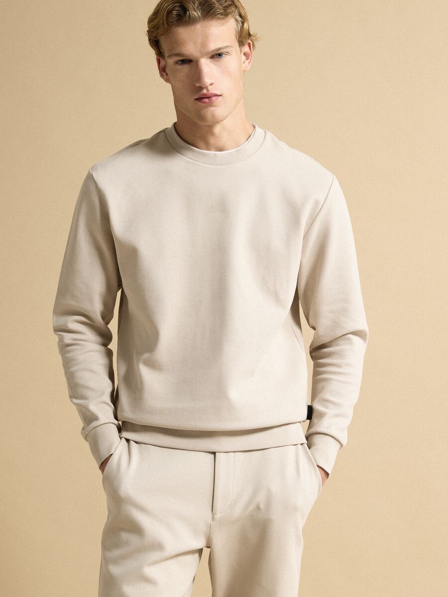 Felpa beige in cotone elasticizzato con girocollo relaxed fit_0