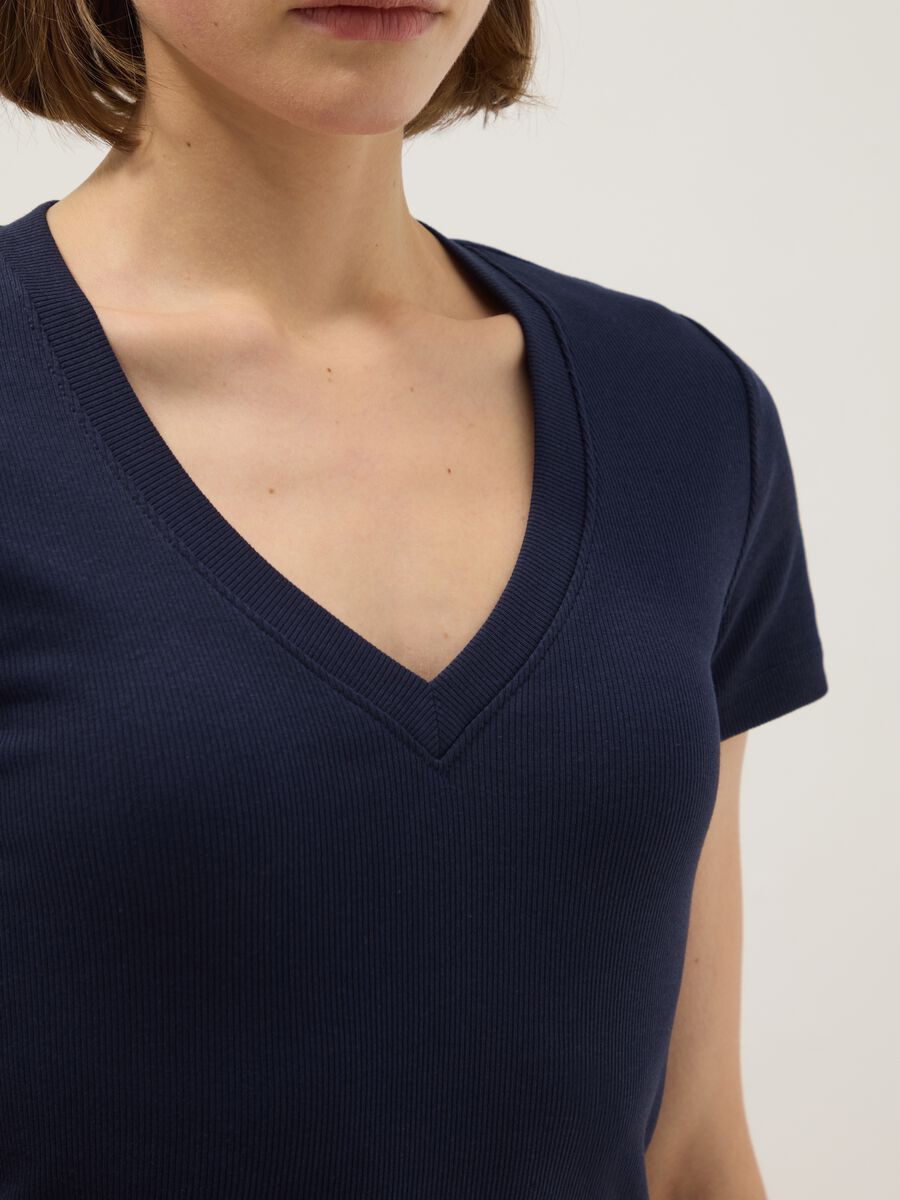 Blue stretch cotton T-shirt with deep V-neck regular fit_3