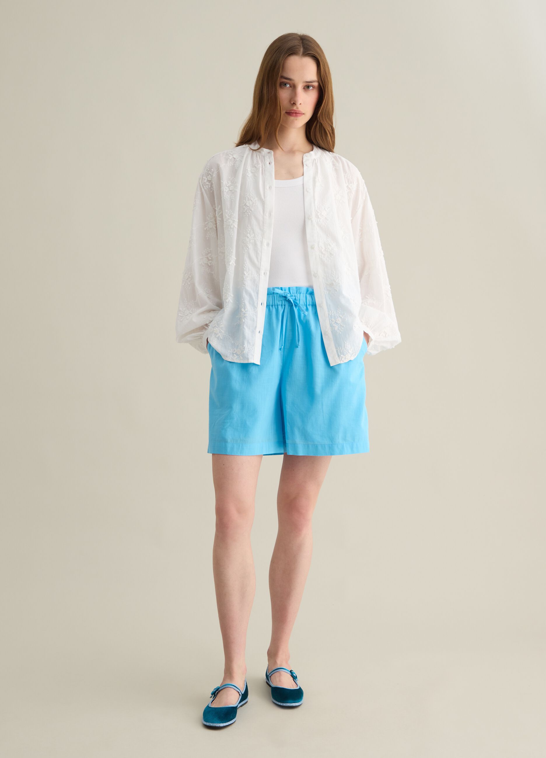 Women’s light blue shorts in 100% cotton with regular fit
