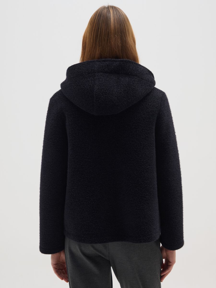 Cappotto nero regular fit con cappuccio e bottoni_2