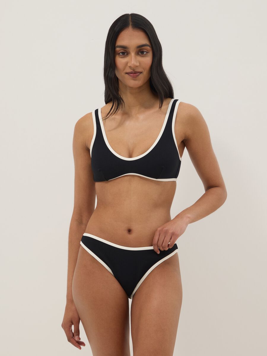 Top bikini in tessuto elasticizzato nero con bordi bianchi_1