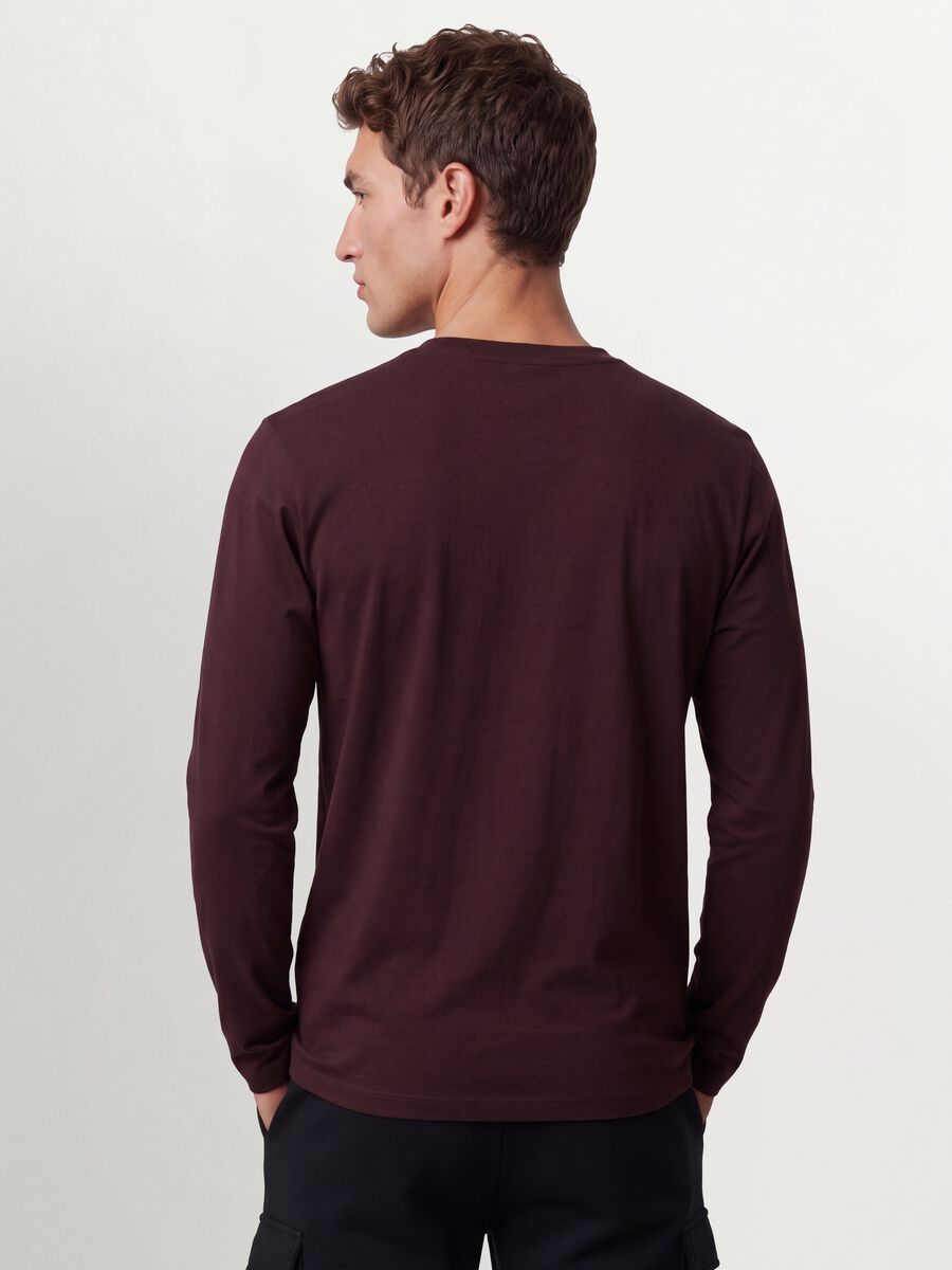 T-shirt marrone a maniche lunghe in puro cotone organico con girocollo_2