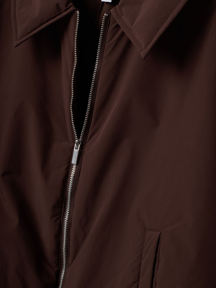 Giacca marrone regular fit con zip e collo ampio_5