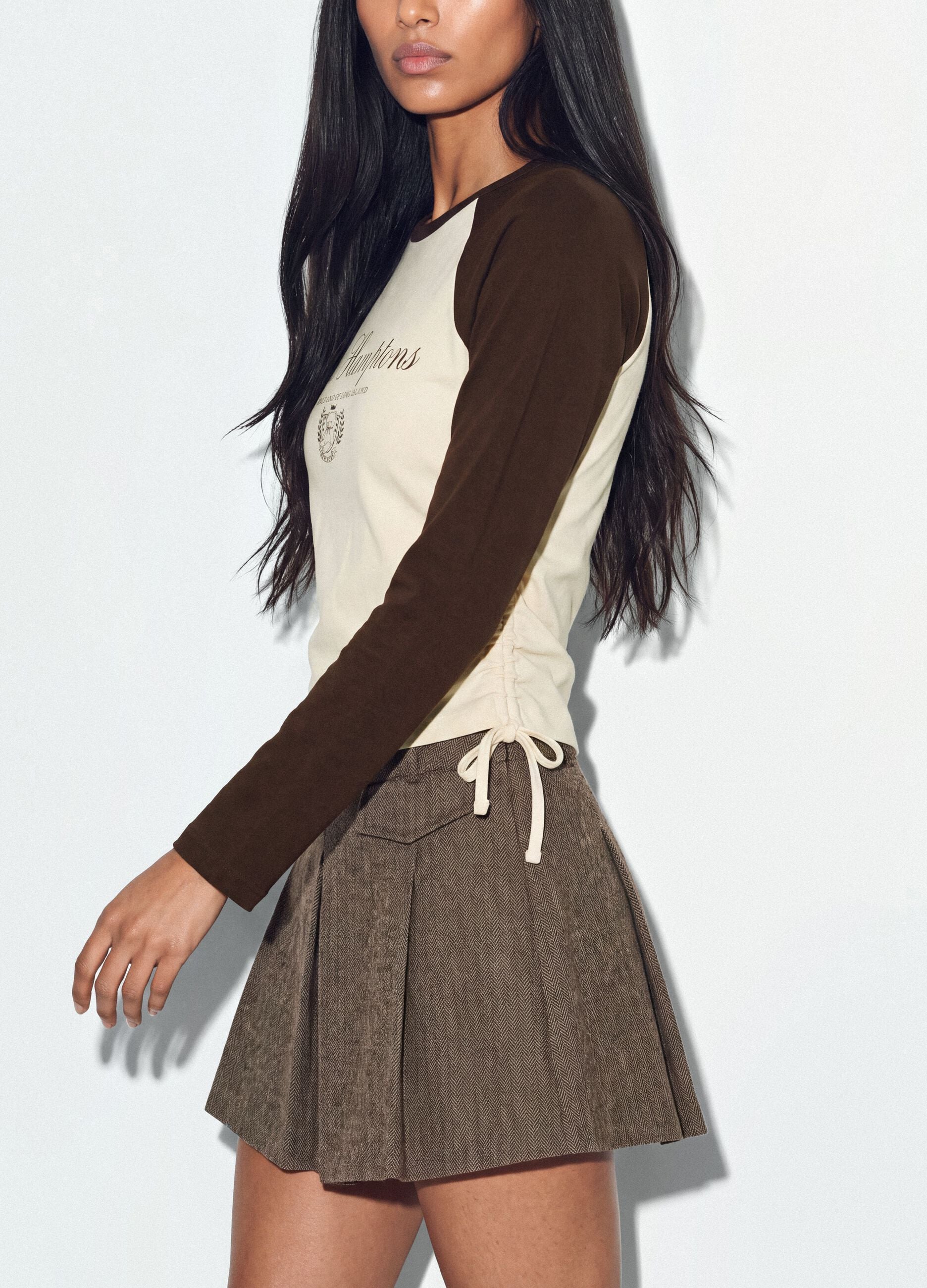 T-shirt beige in cotone elasticizzato con girocollo