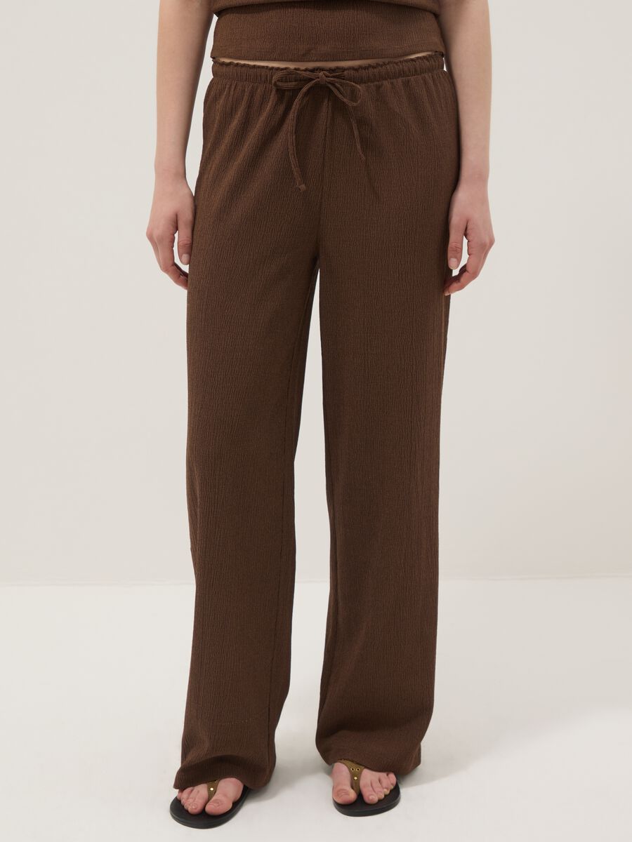 Pantaloni palazzo marroni in tessuto elasticizzato_1