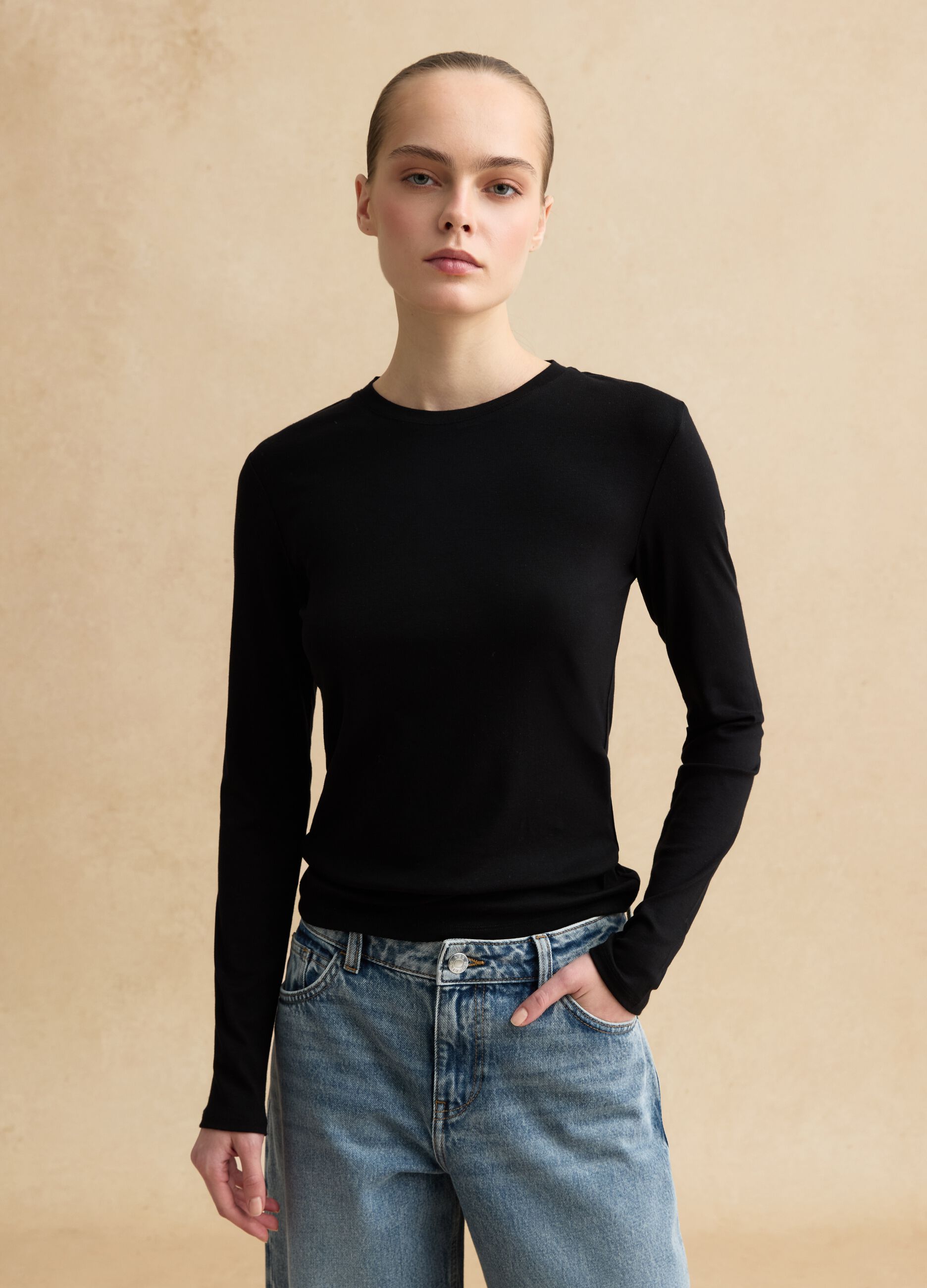 Black crew-neck long sleeve regular fit top