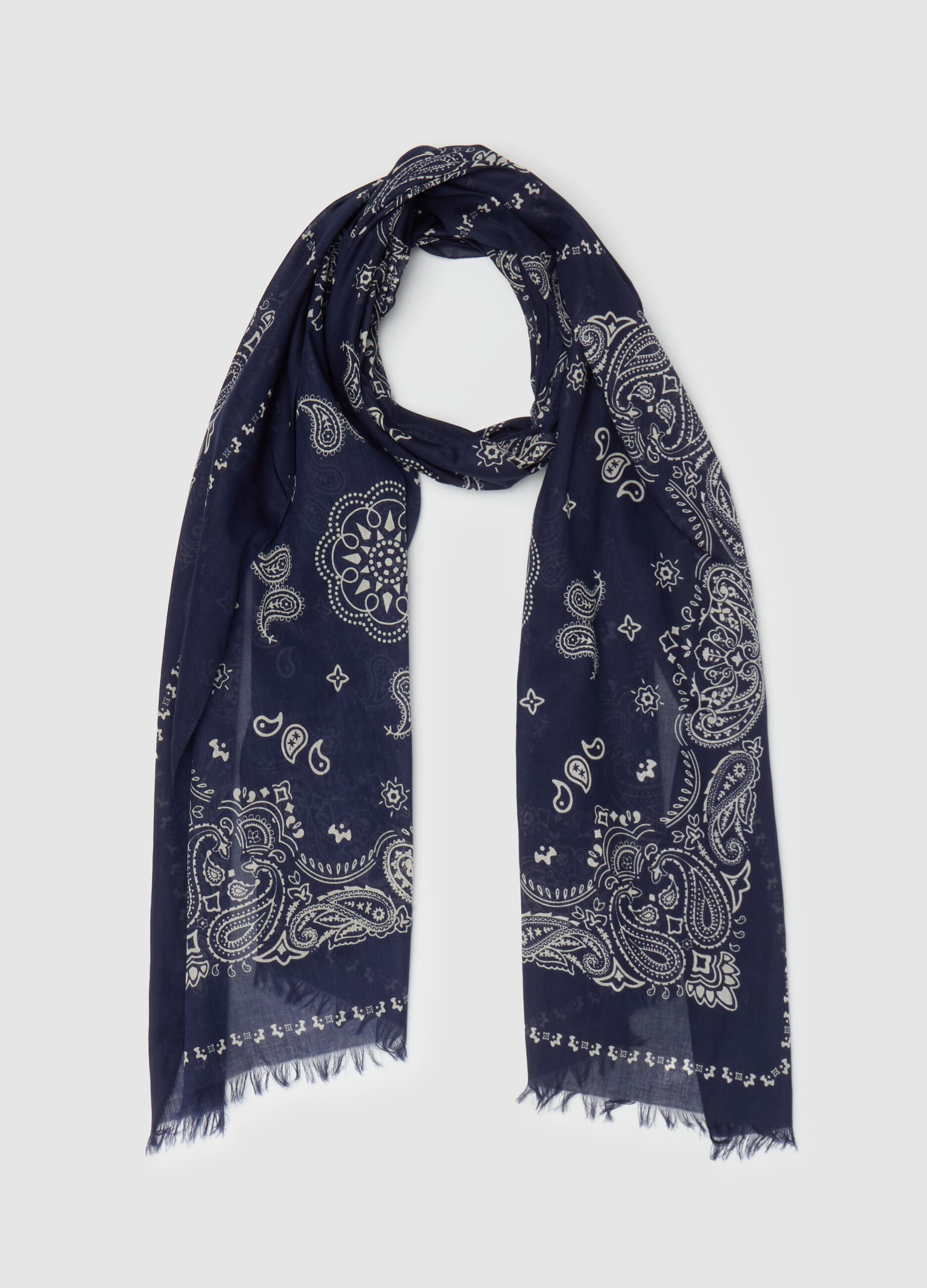 Fringed scarf with paisley print