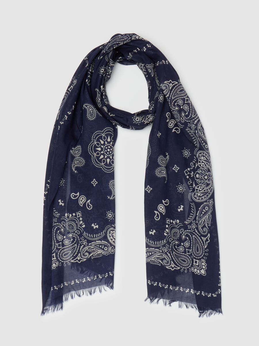 Fringed scarf with paisley print_0
