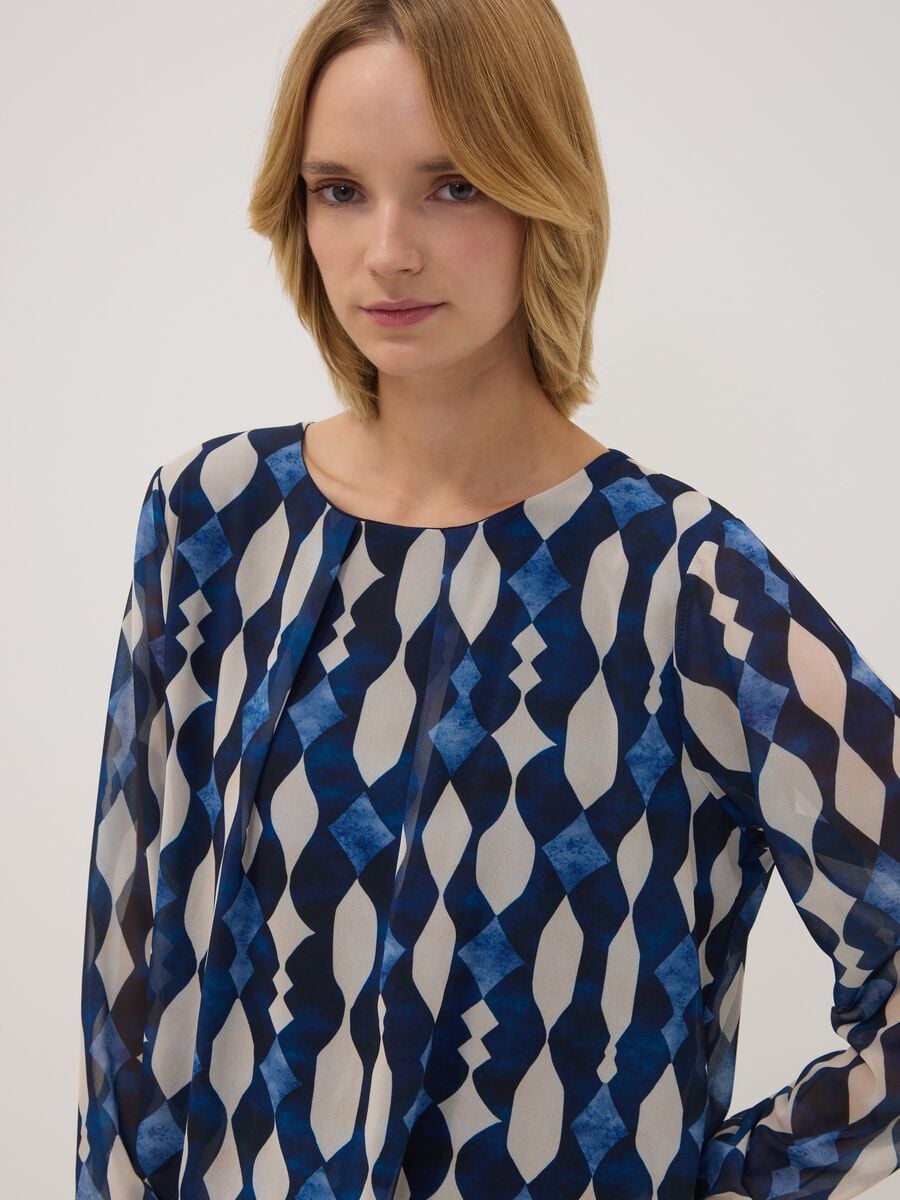 Blusa blu e bianca a fantasia geometrica regular fit_1