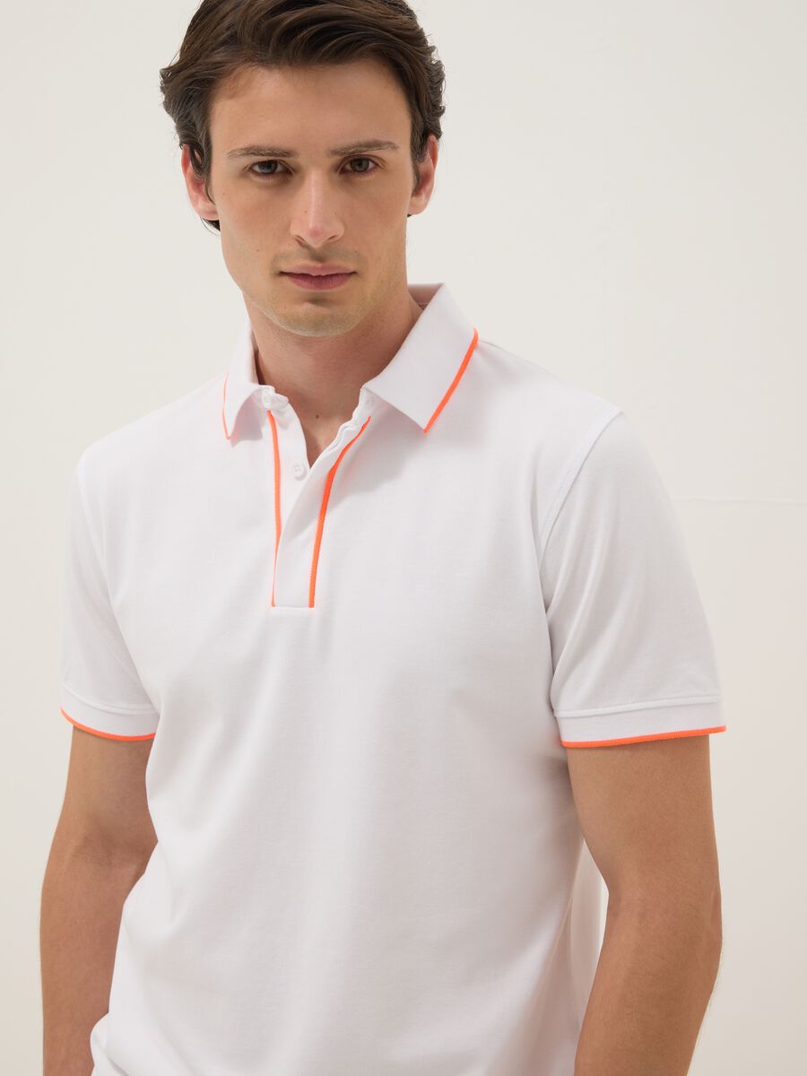White stretch cotton polo shirt with contrast trims_2