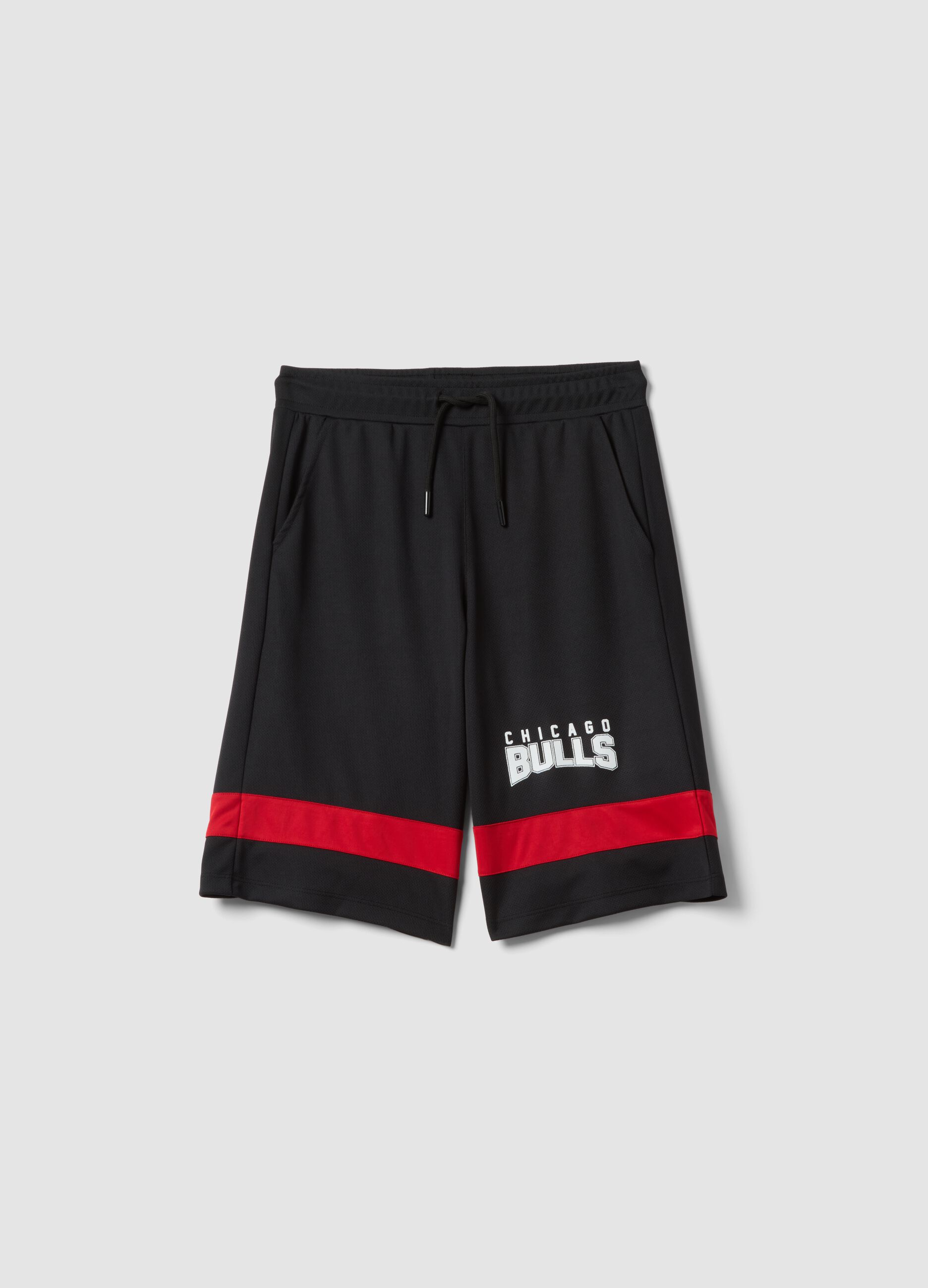Kids' black and red regular fit shorts with Chicago Bulls logo