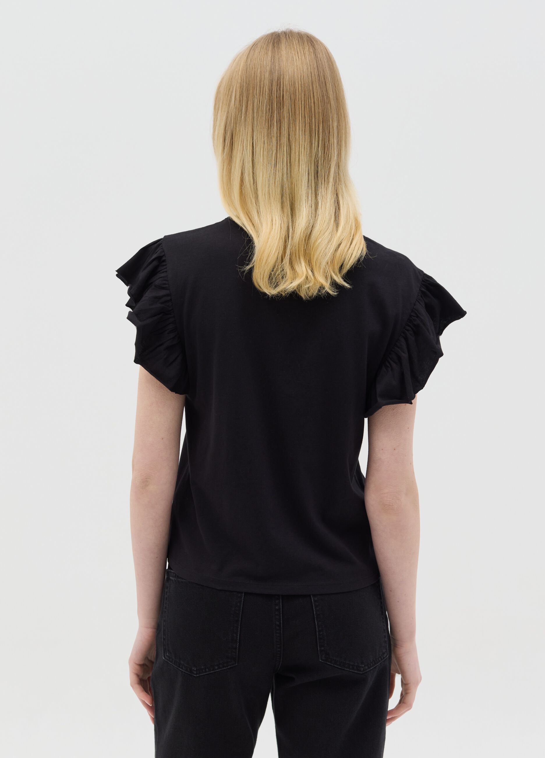 Black short-sleeved T-shirt with flounce