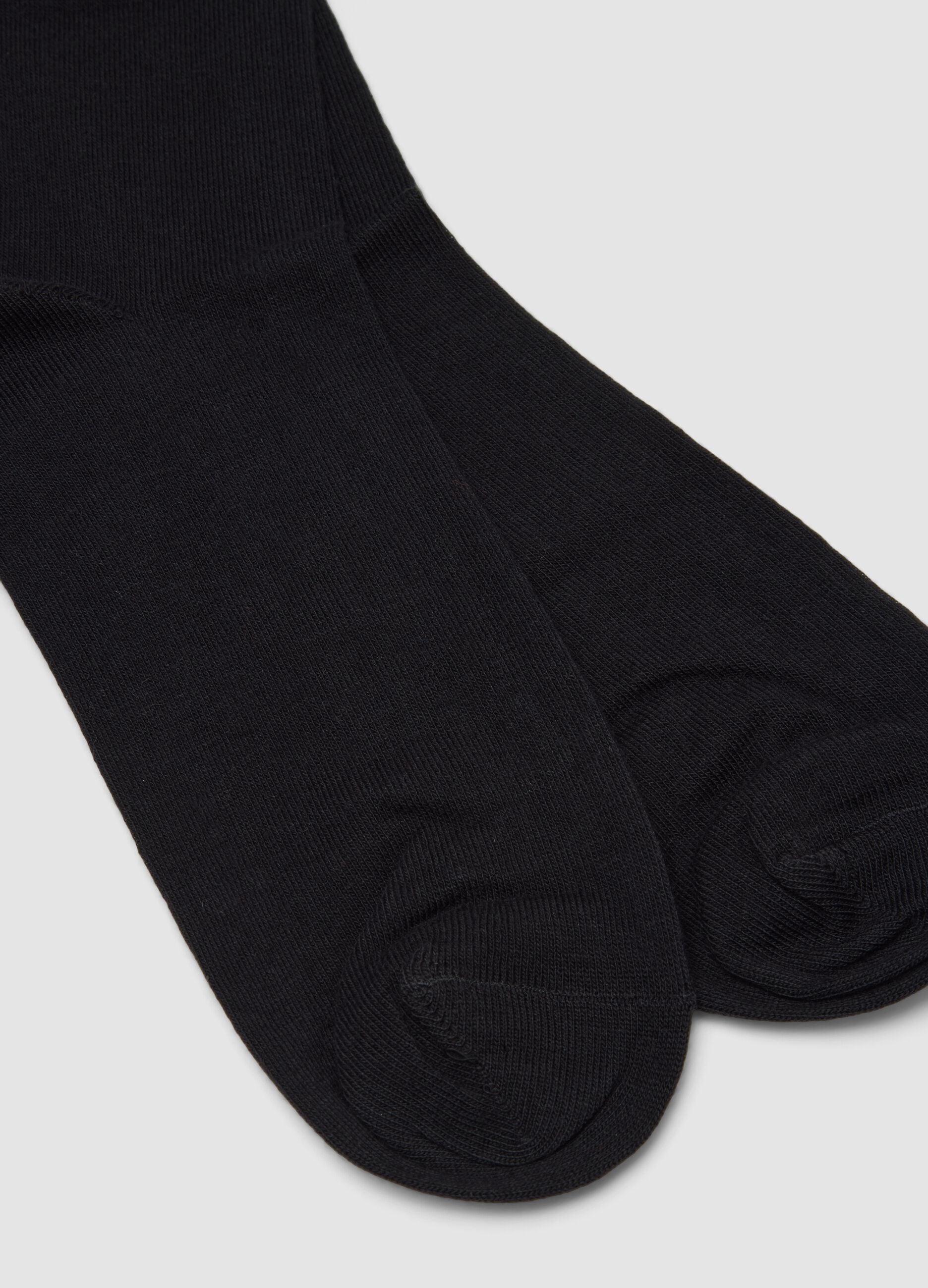2-pack of short burgundy red and black socks in a cotton and cashmere blend