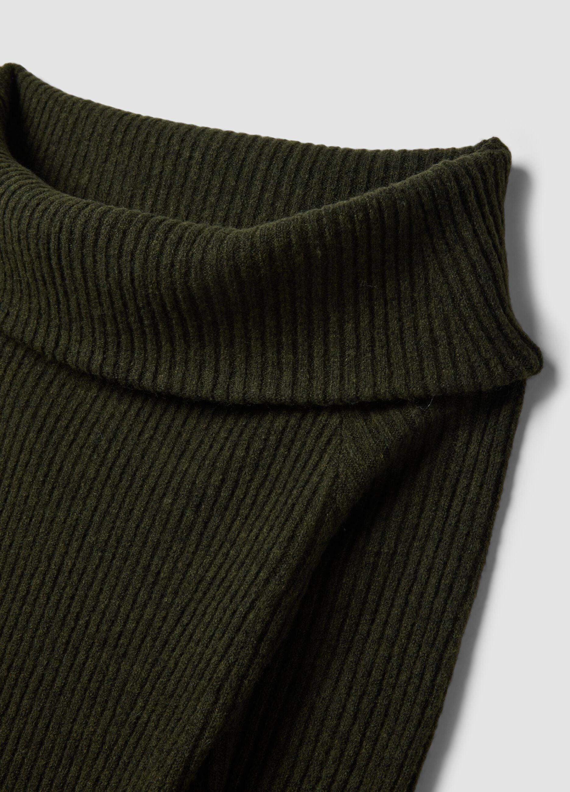 Maglia verde in lana elasticizzata con scollo a barchetta fitted