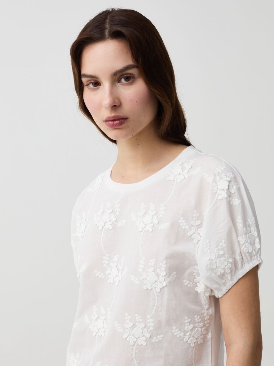 T-shirt with floral embroidery_1