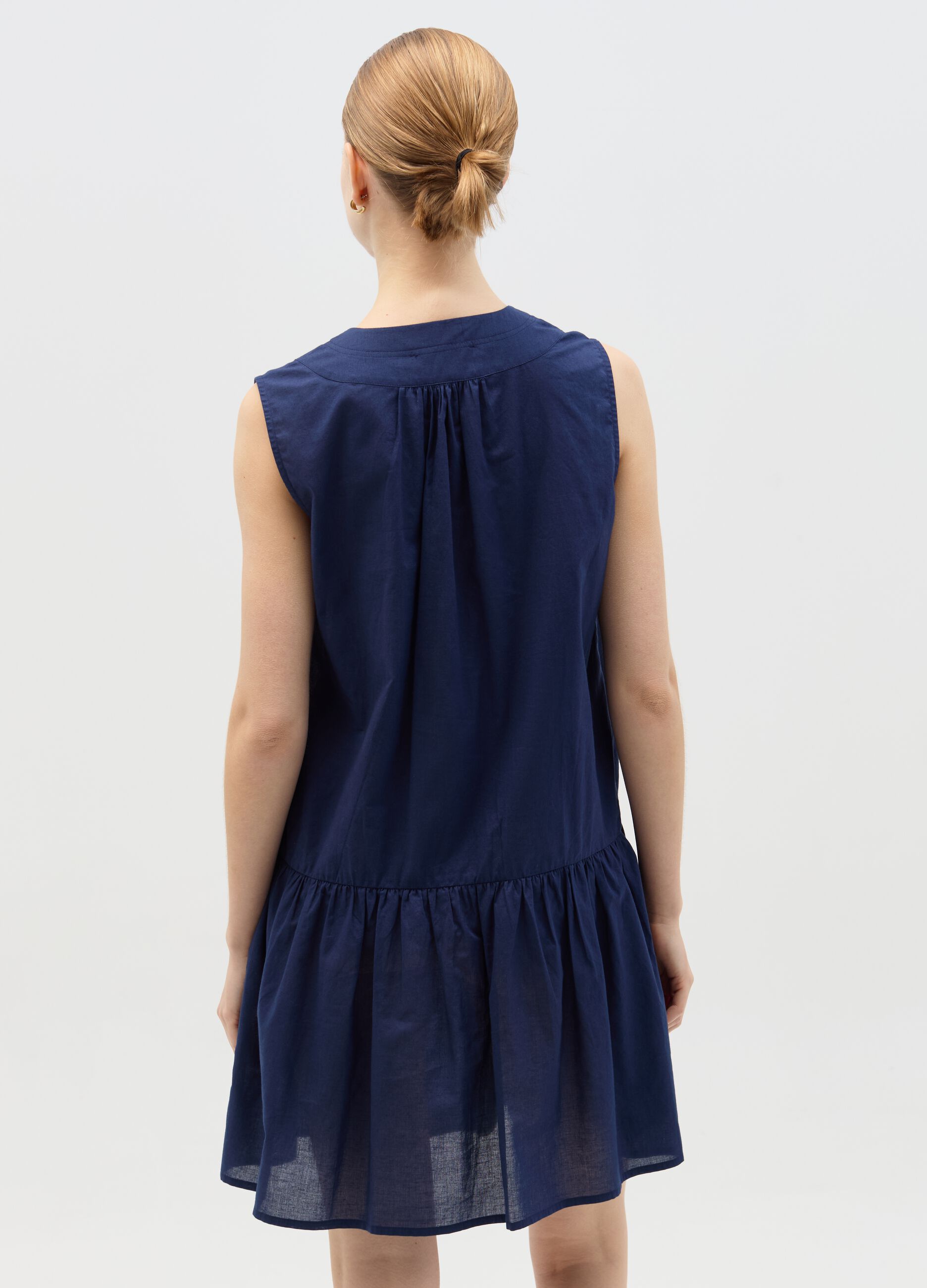 Vestito corto smanicato con balza