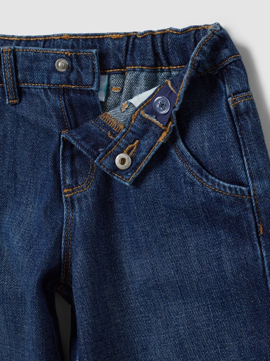 Jeans blu in misto cotone e viscosa con stampa Mickey baggy fit per bimbo_2