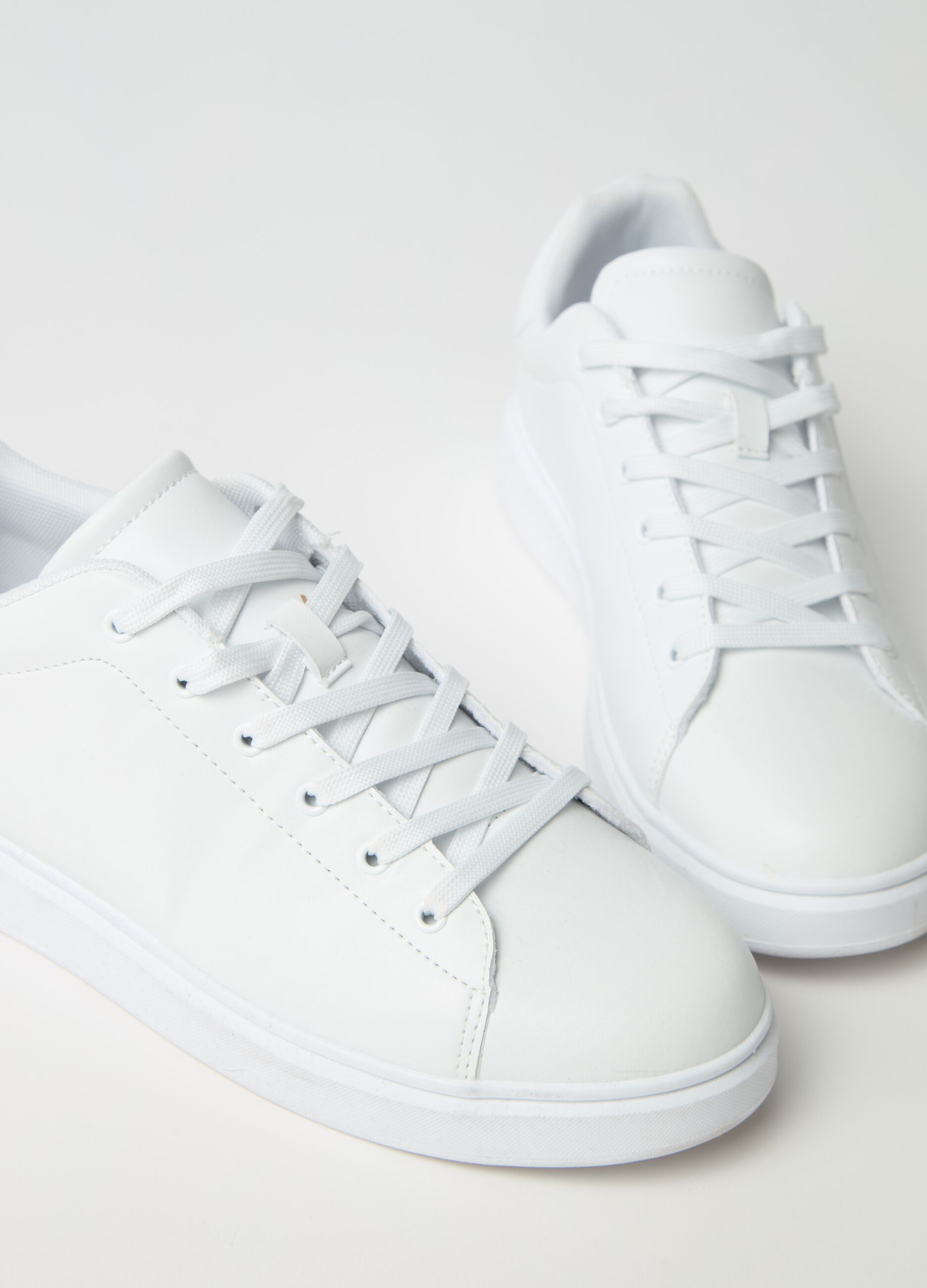 Sneakers with laces