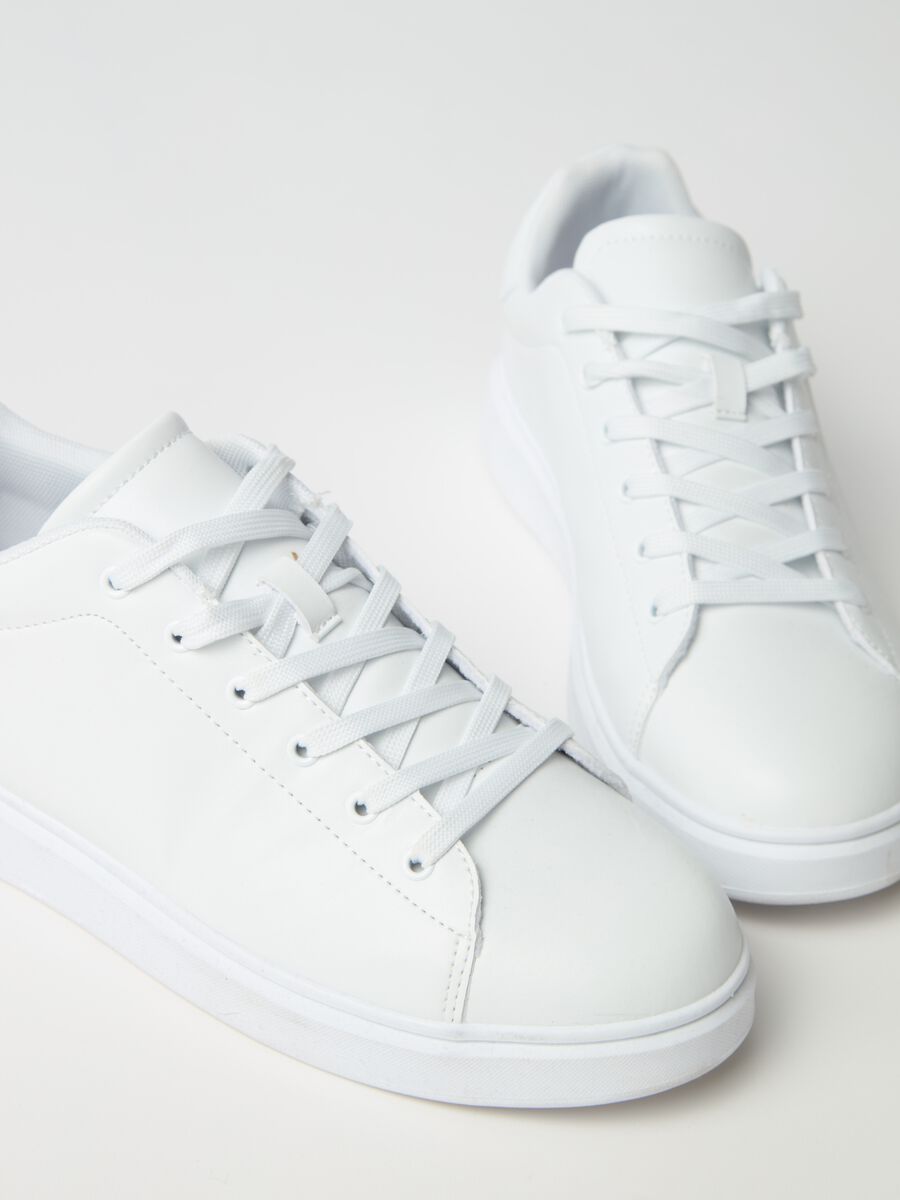 Sneakers with laces_2