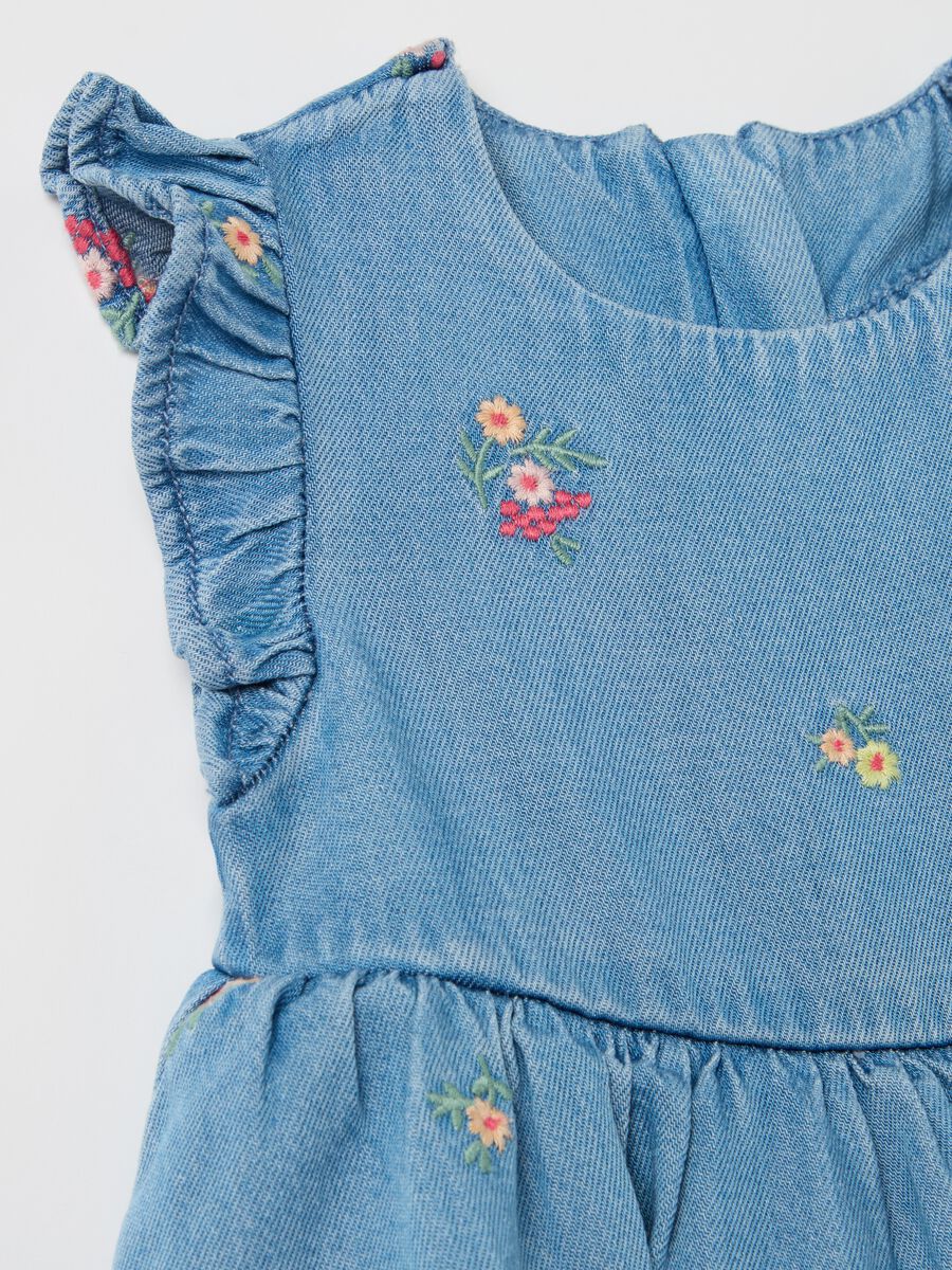 Tiered denim dress with flowers embroidery_2