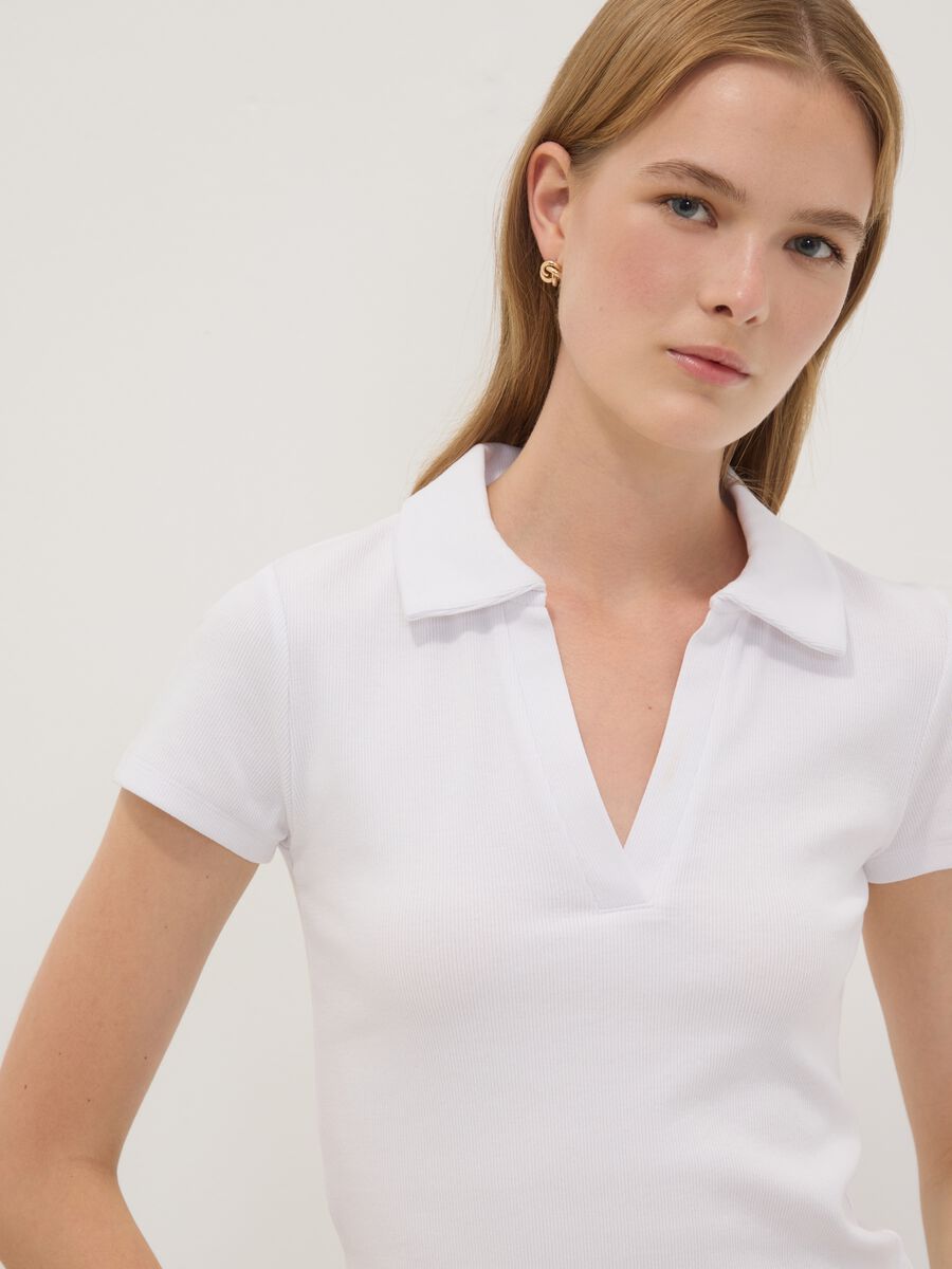 Polo bianca in cotone elasticizzato con scollo a V aperto regular fit_2