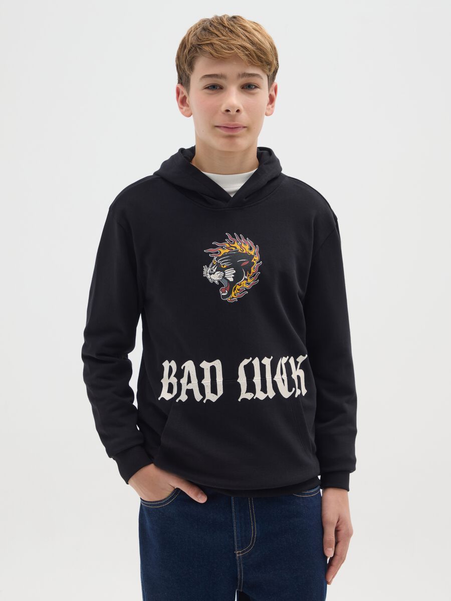 Felpa nera con cappuccio per ragazzo_0