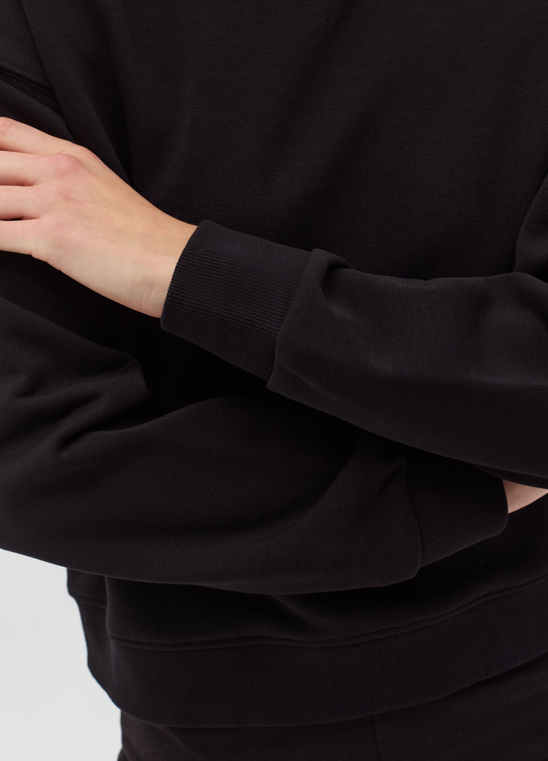 Essential sweatshirt with round neck