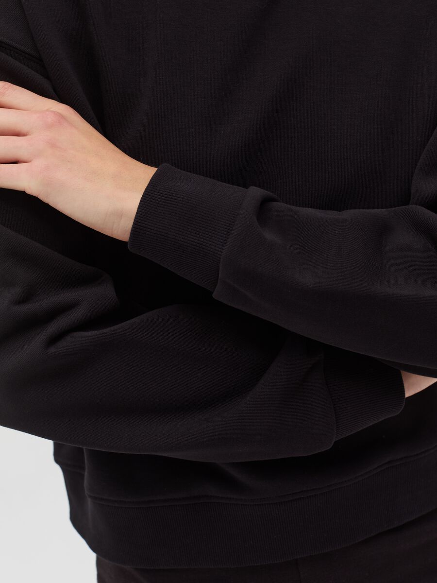 Essential sweatshirt with round neck_2