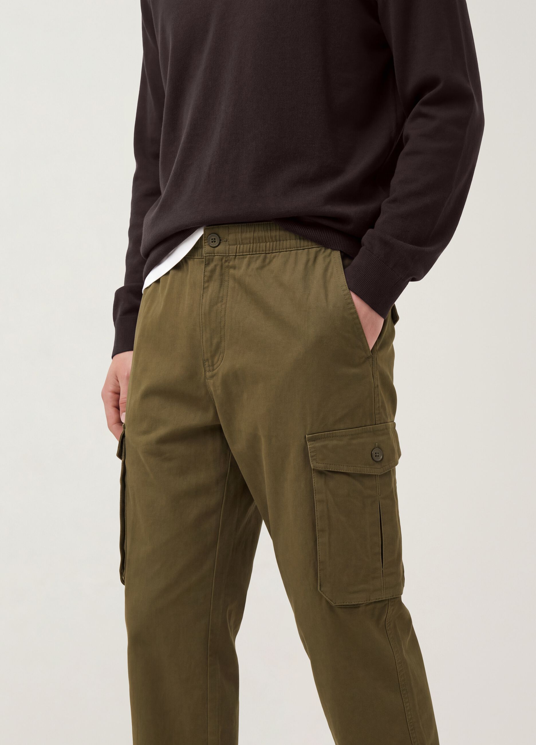 Pantaloni cargo verdi in cotone elasticizzato regular fit
