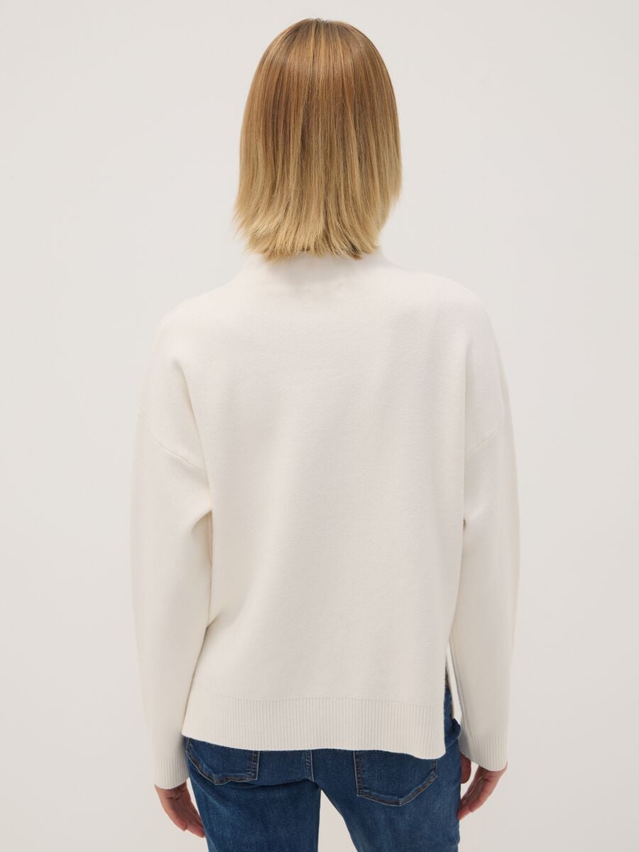 Maglia sabbia in misto viscosa con ricamo paillettes regular fit_3