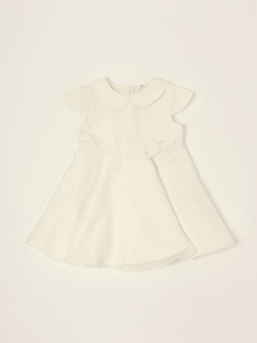 Abito bianco con dettagli ricamati_0