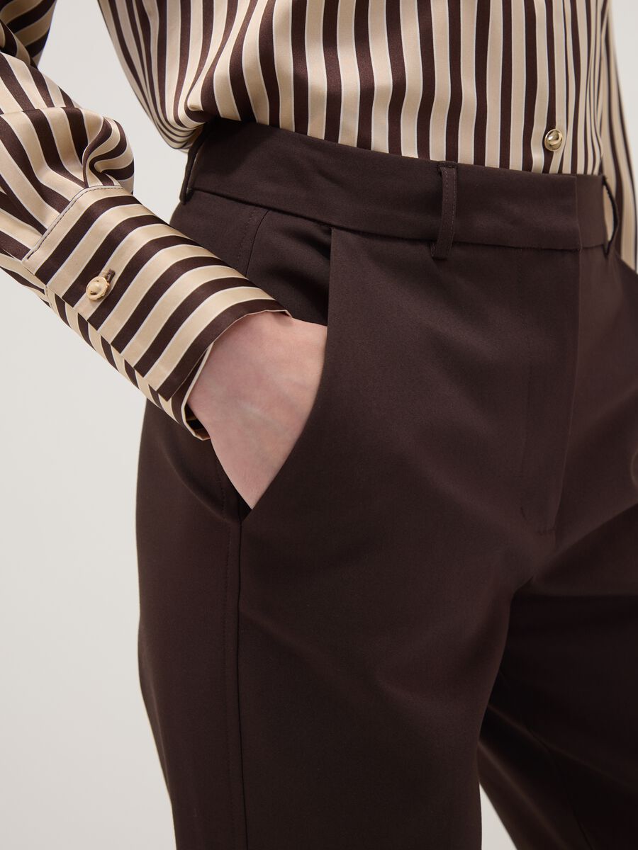 Pantaloni marroni slim in cotone elasticizzato_3
