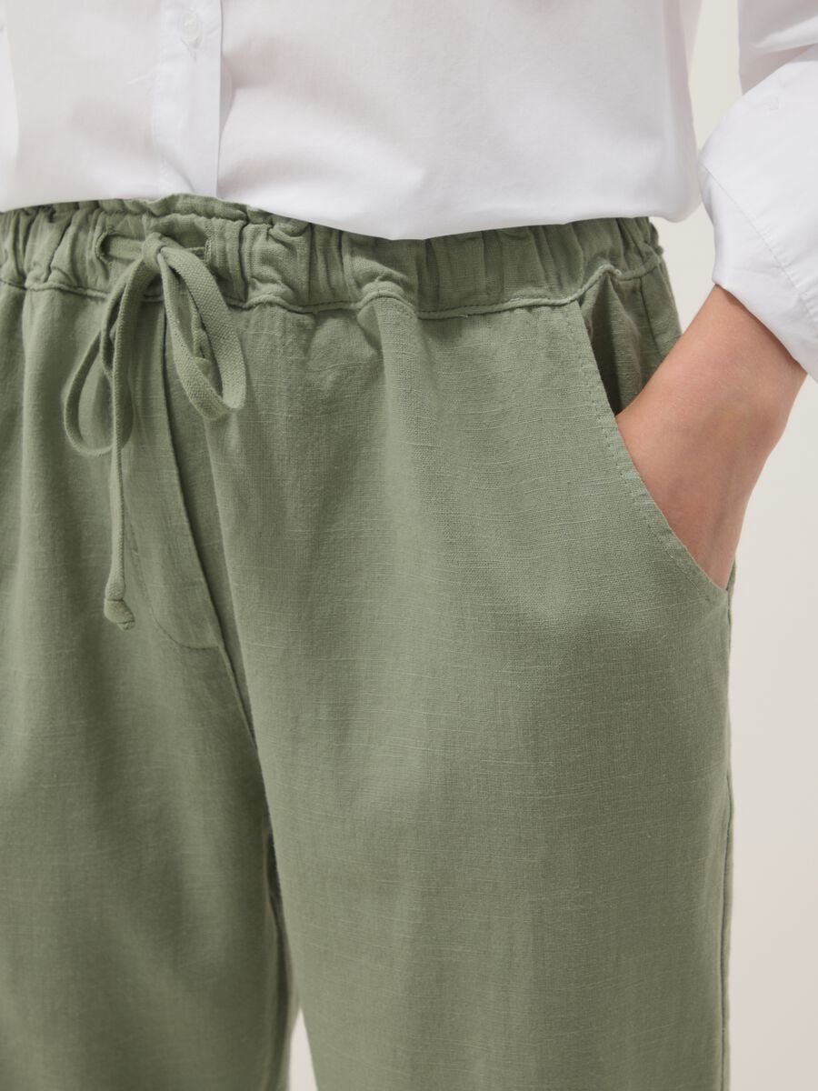 Pantaloni verdi in misto lino e cotone con vita elasticizzata_3