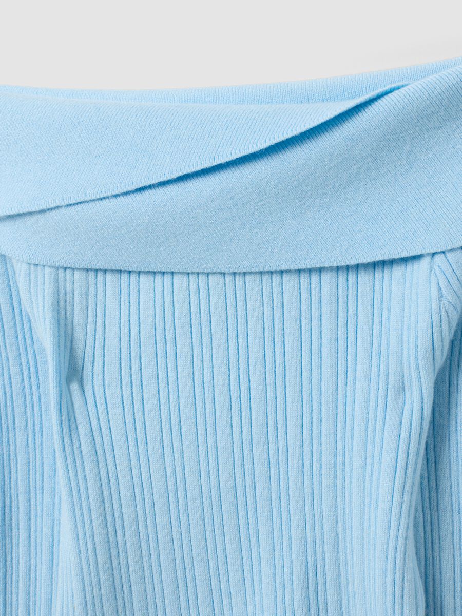 Maglia azzurra in misto viscosa con scollo a barchetta fitted per ragazza_4