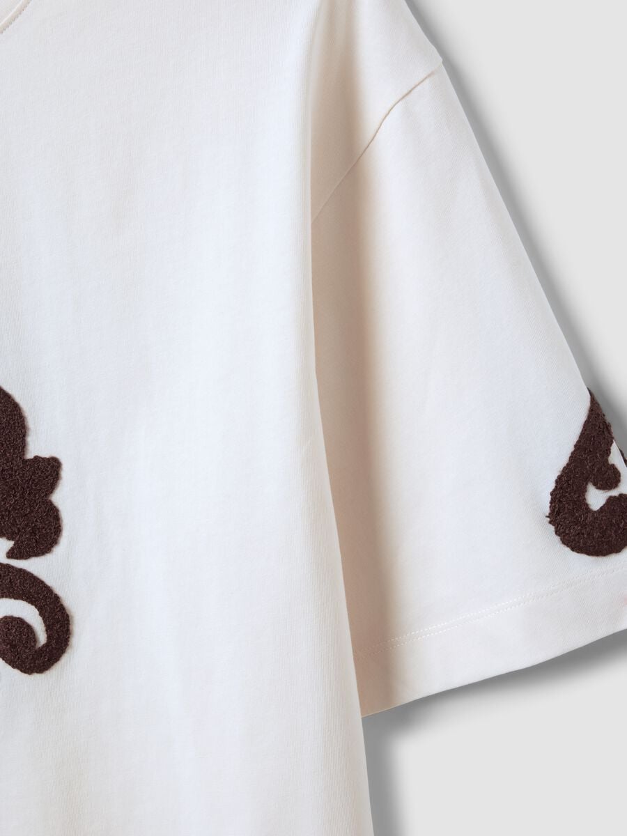 T-shirt beige in puro cotone con ricami regular fit_5