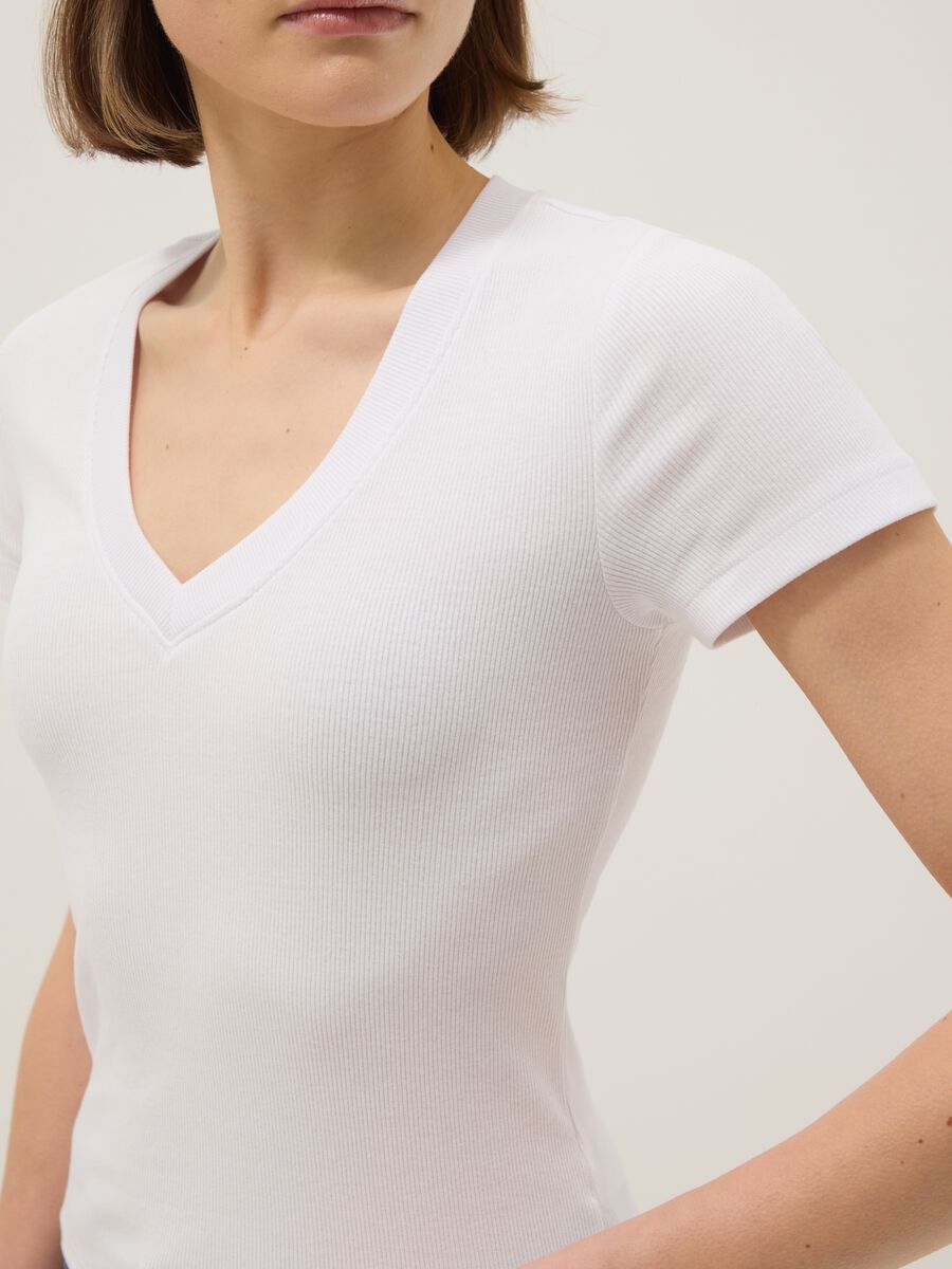 T-shirt in cotone elasticizzato bianca regular fit deep V_3