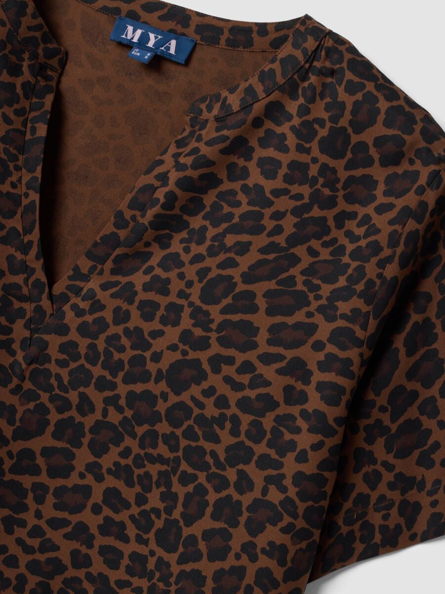 Blusa marrone in pura viscosa con collo coreano e fantasia animalier regular fit_2