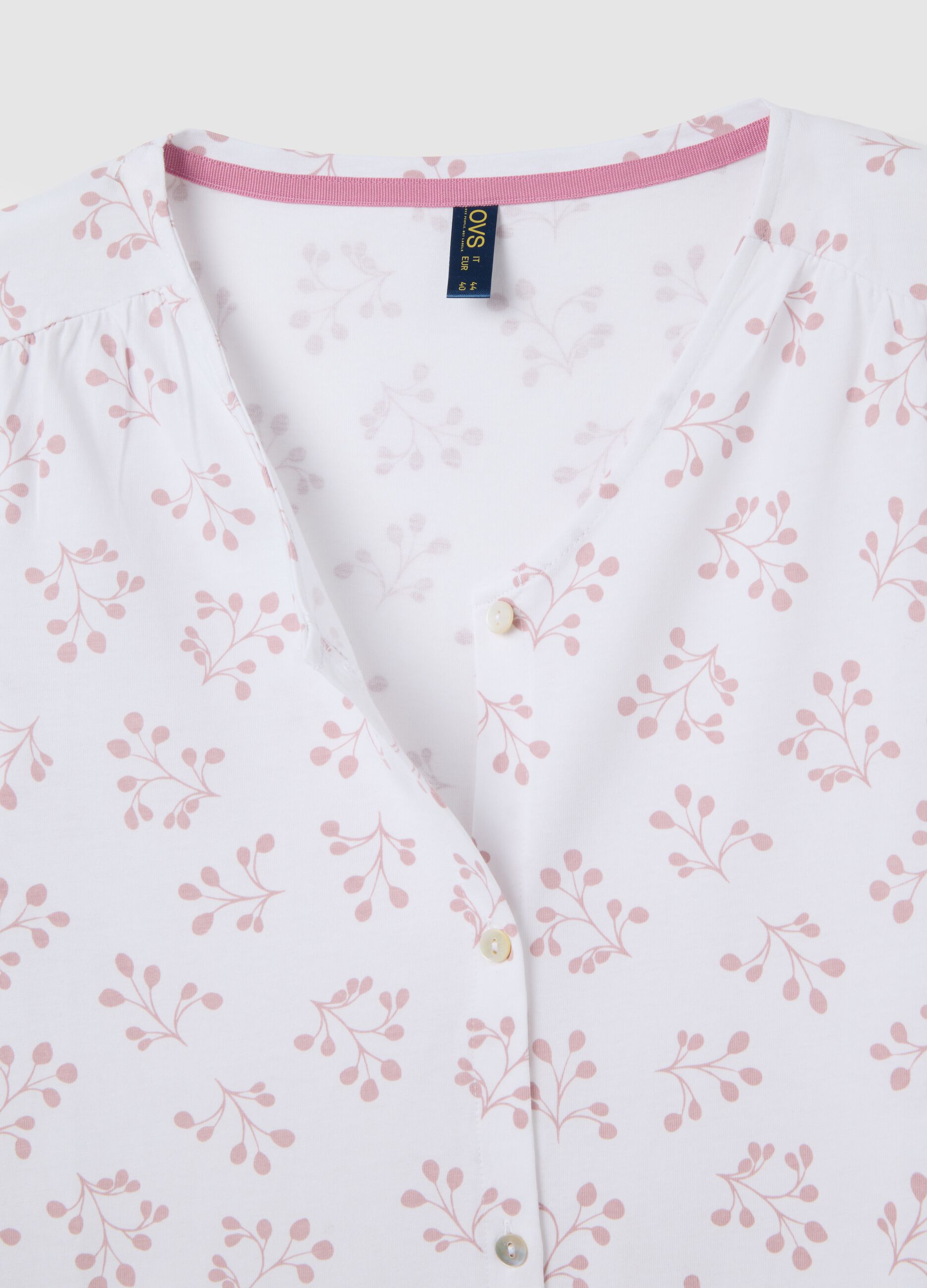 Camicia da notte bianca con stampa rosa