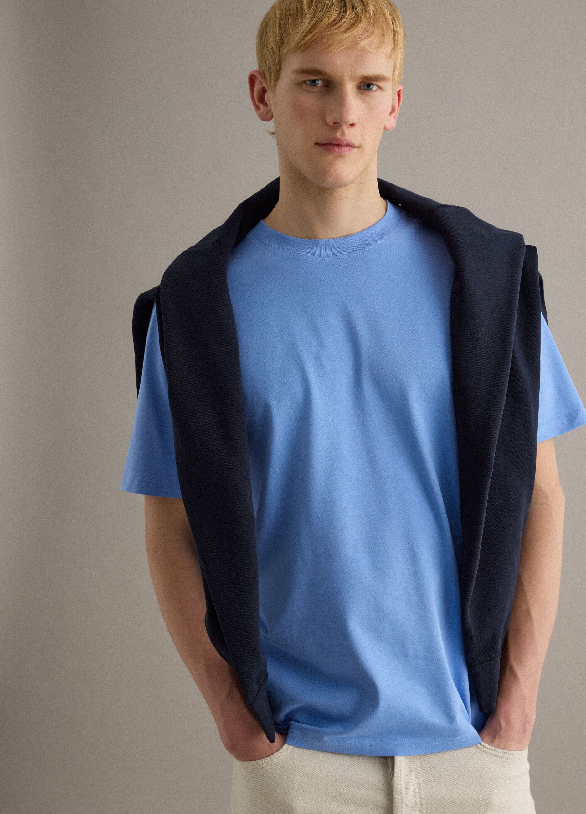 T-shirt girocollo in puro cotone azzurra relaxed fit