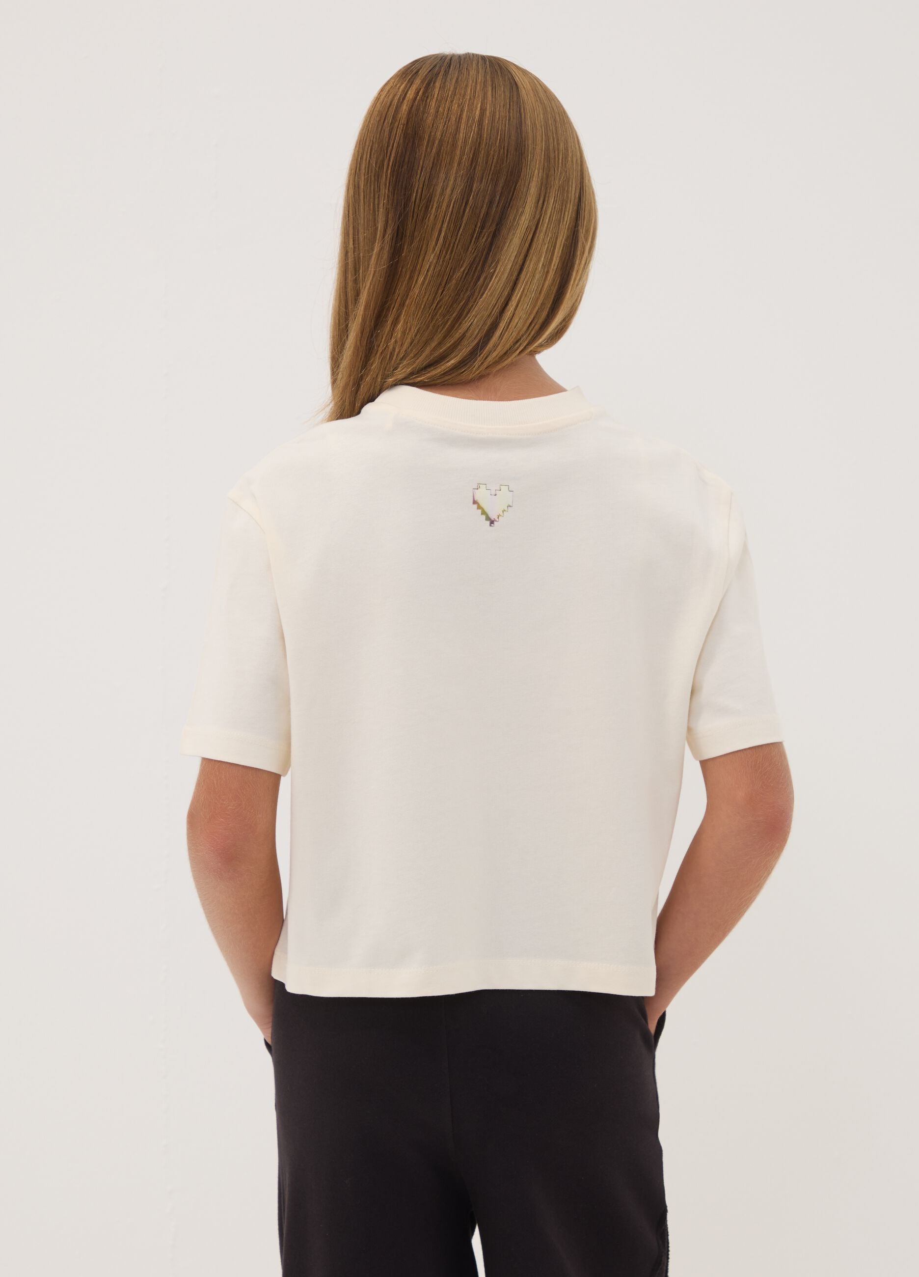 T-shirt beige in puro cotone con collo a costine e scritta frontale