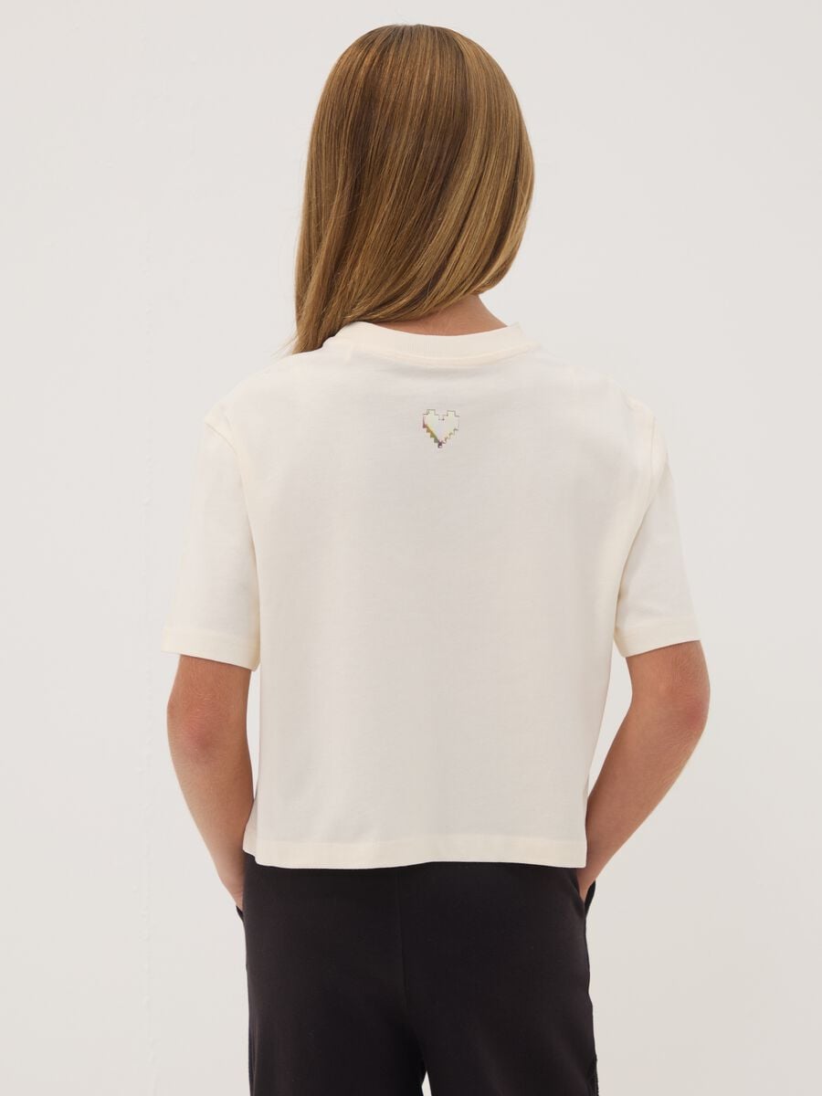 T-shirt beige in puro cotone con collo a costine e scritta frontale_2