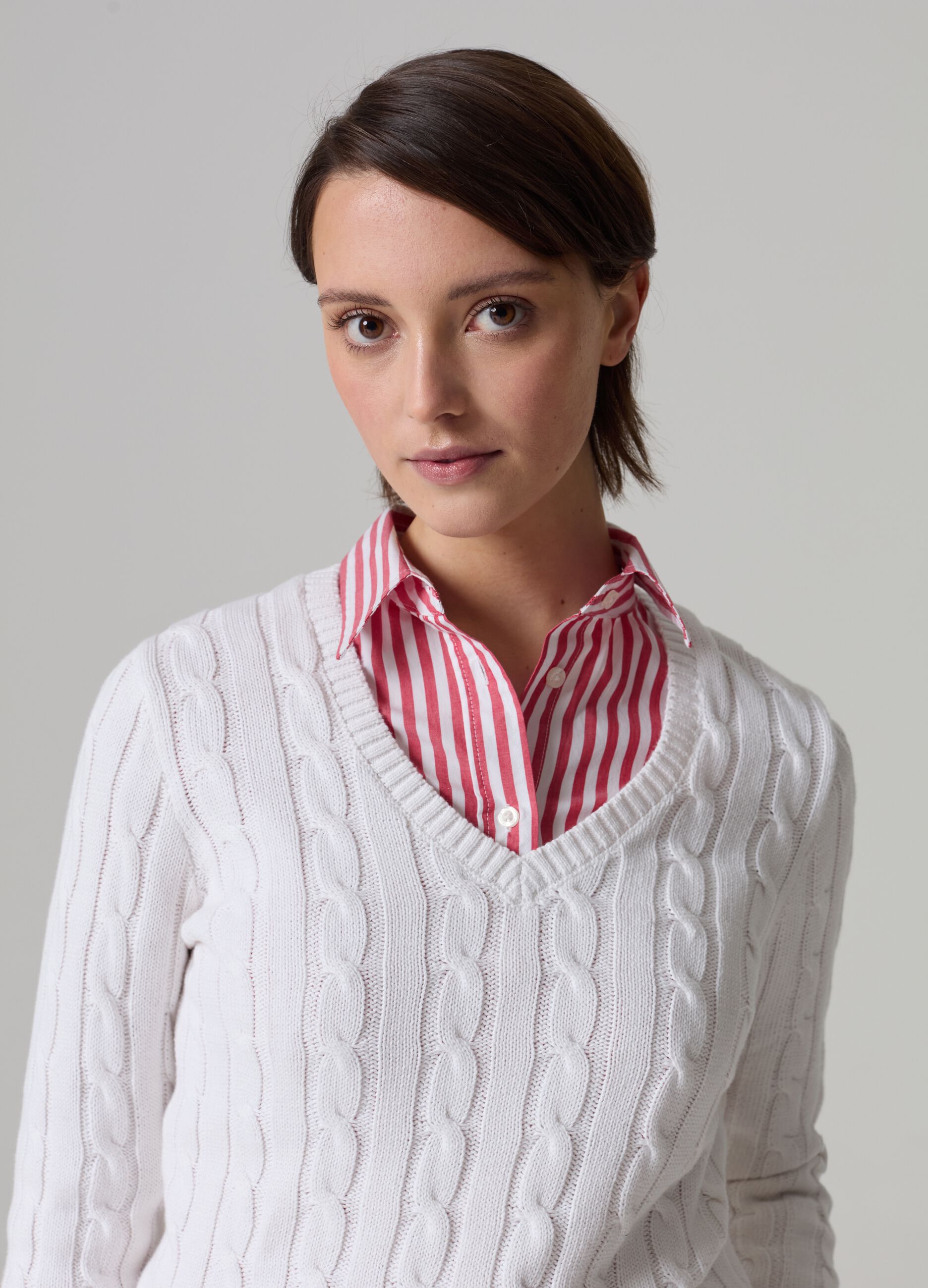 Pullover with V neck and cable-knit design