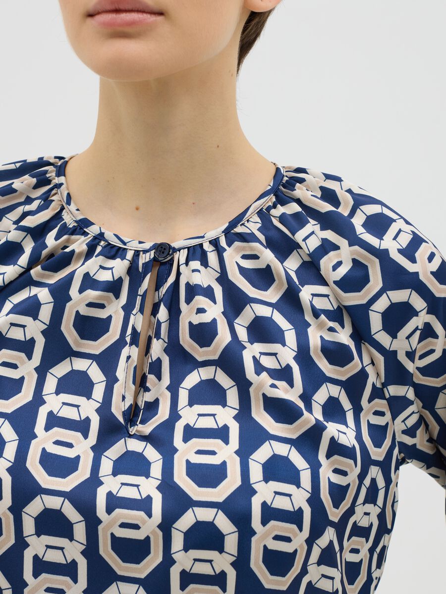 Blusa blu a maniche lunghe con stampa geometrica _2