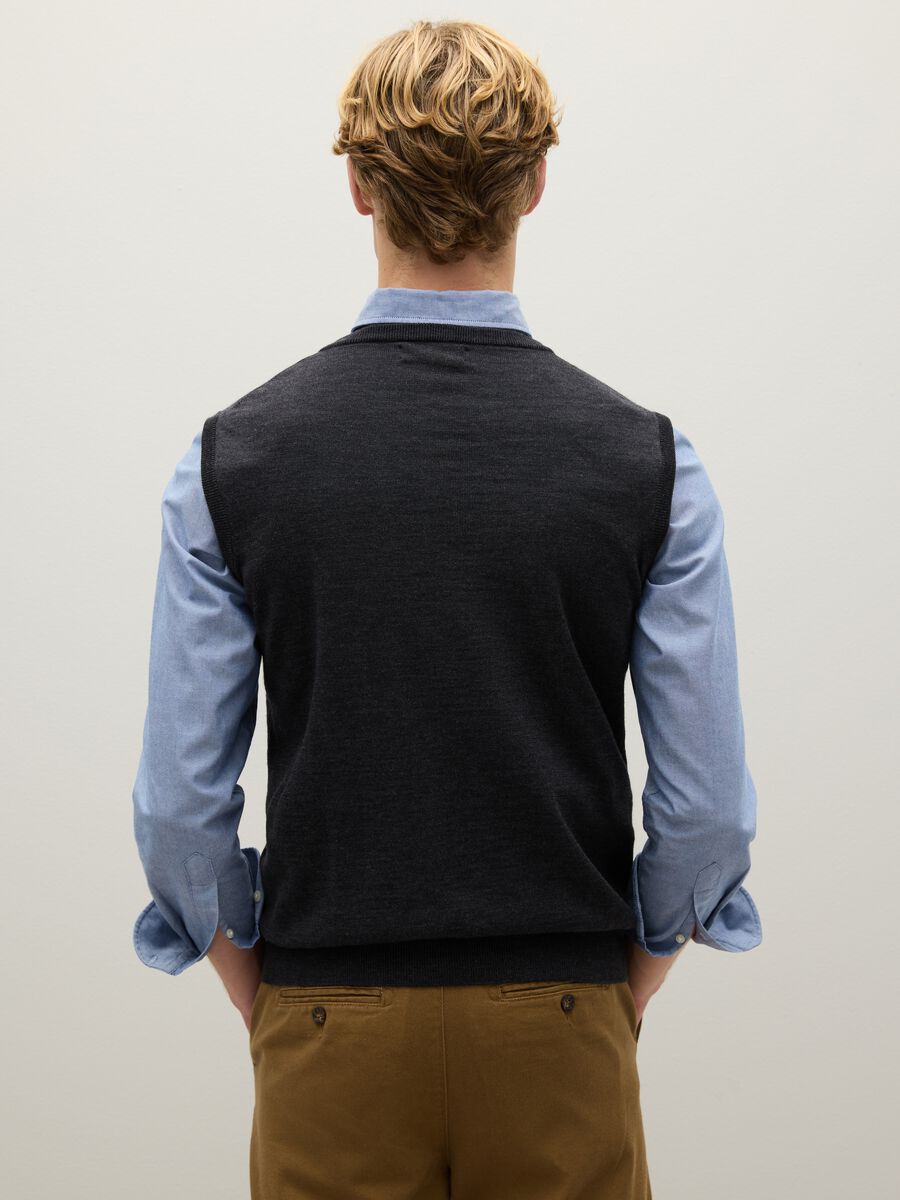 Black regular fit V-neck merino wool vest_3