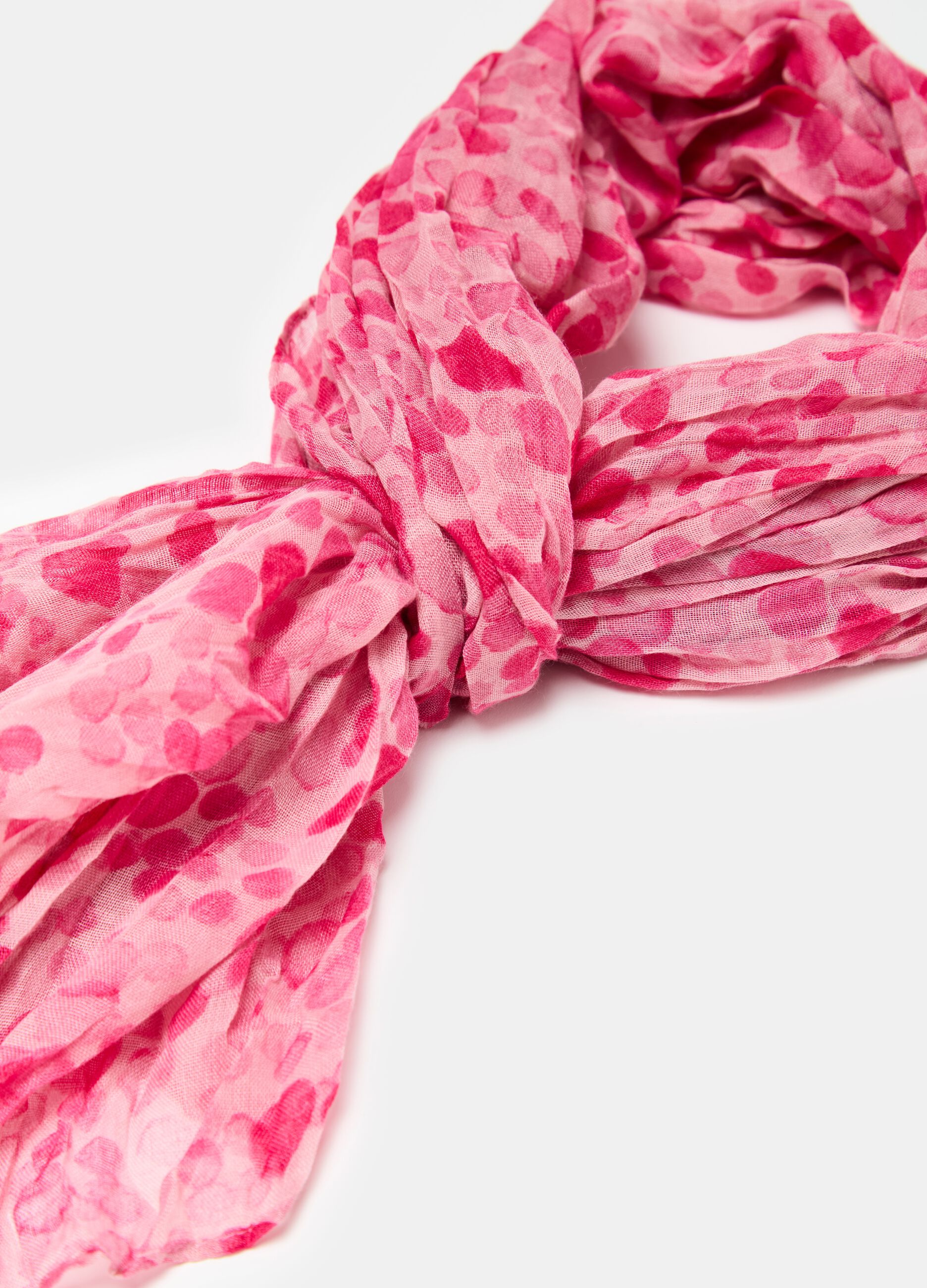Crinkle-effect polka dot scarf