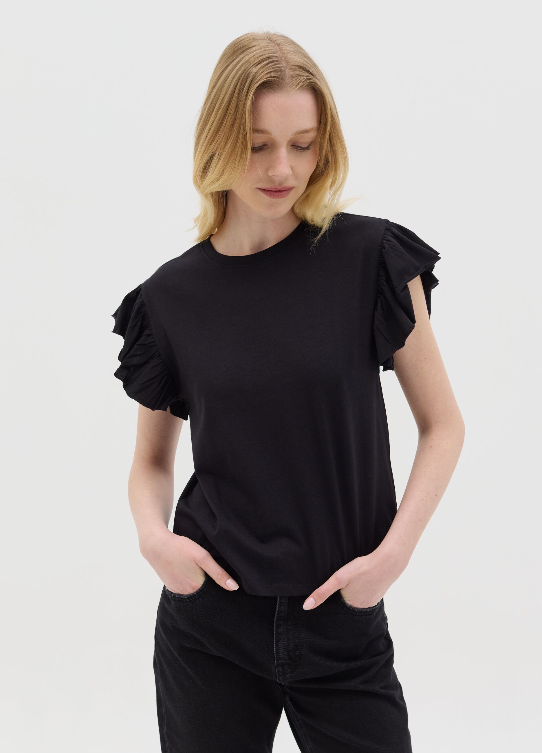 Black short-sleeved T-shirt with flounce