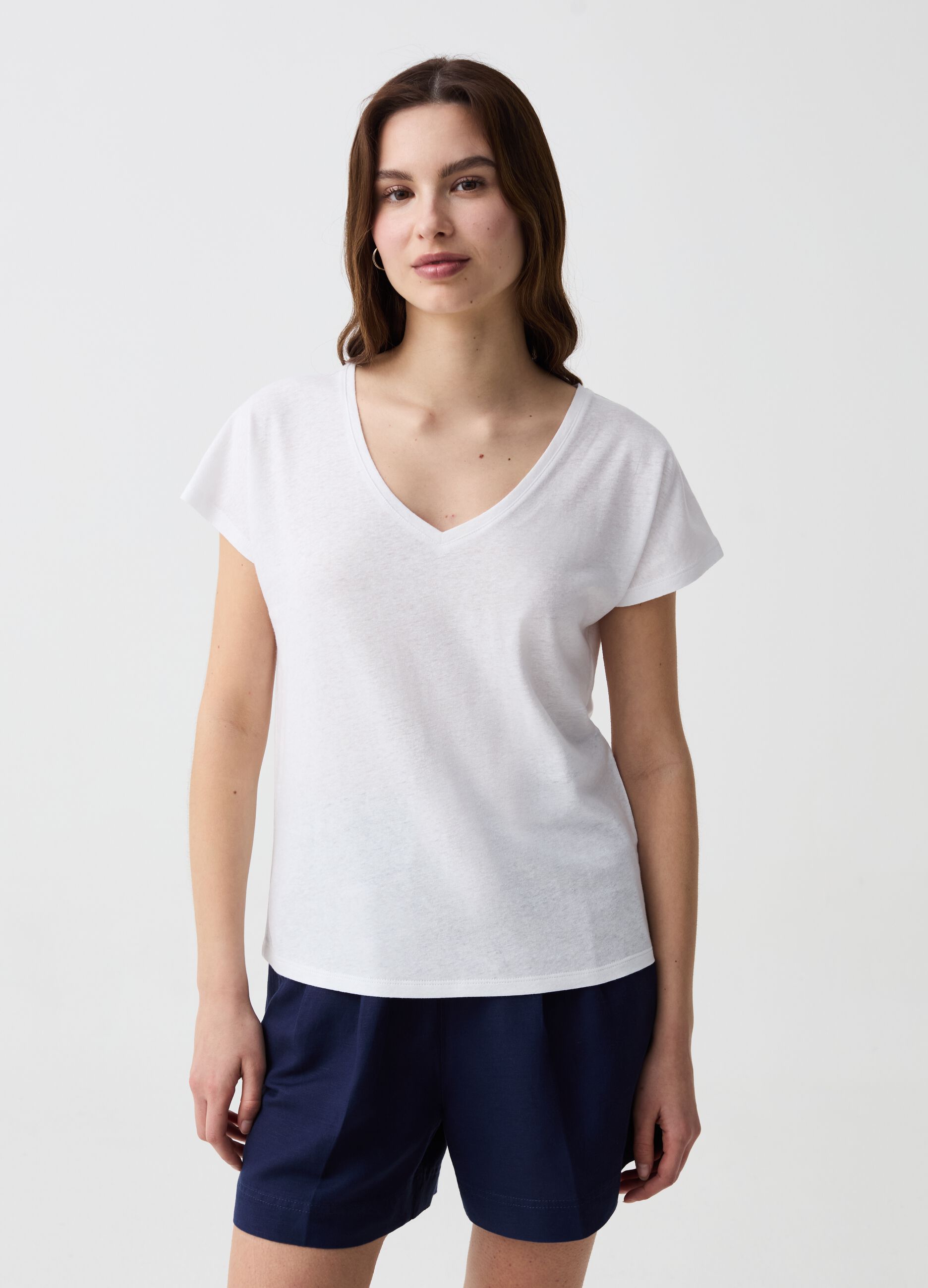 T-shirt in lino e cotone con scollo a V