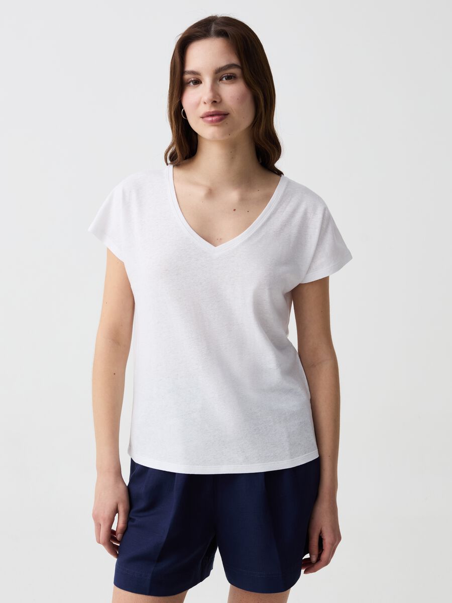 T-shirt in lino e cotone con scollo a V_0