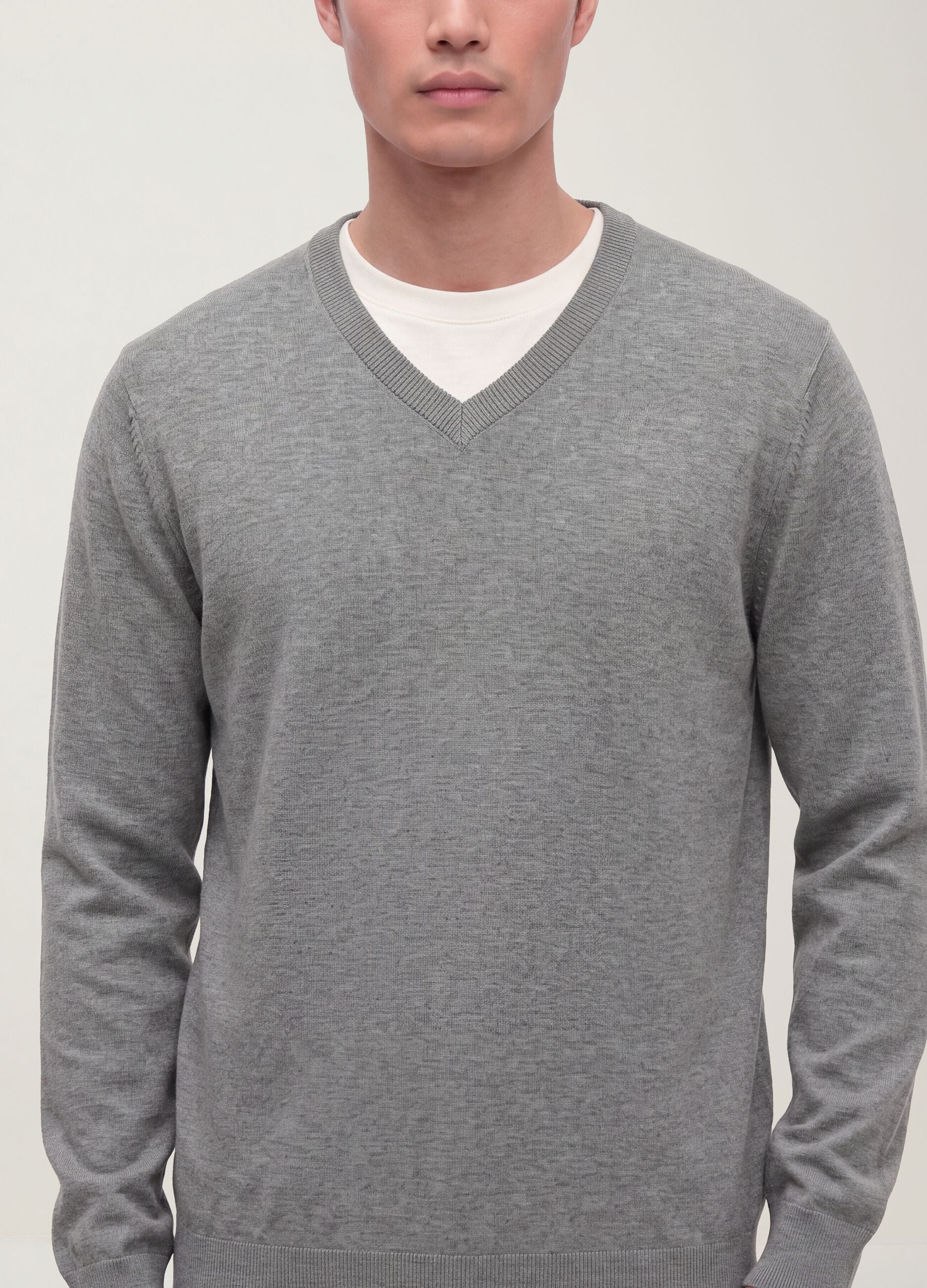 Grey V-neck jumper in viscose blend, regular fit