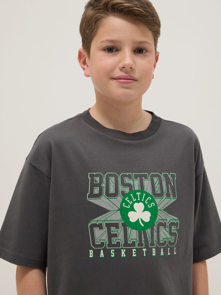 T-shirt in puro cotone grigia da bambino oversize fit Boston Celtics_2